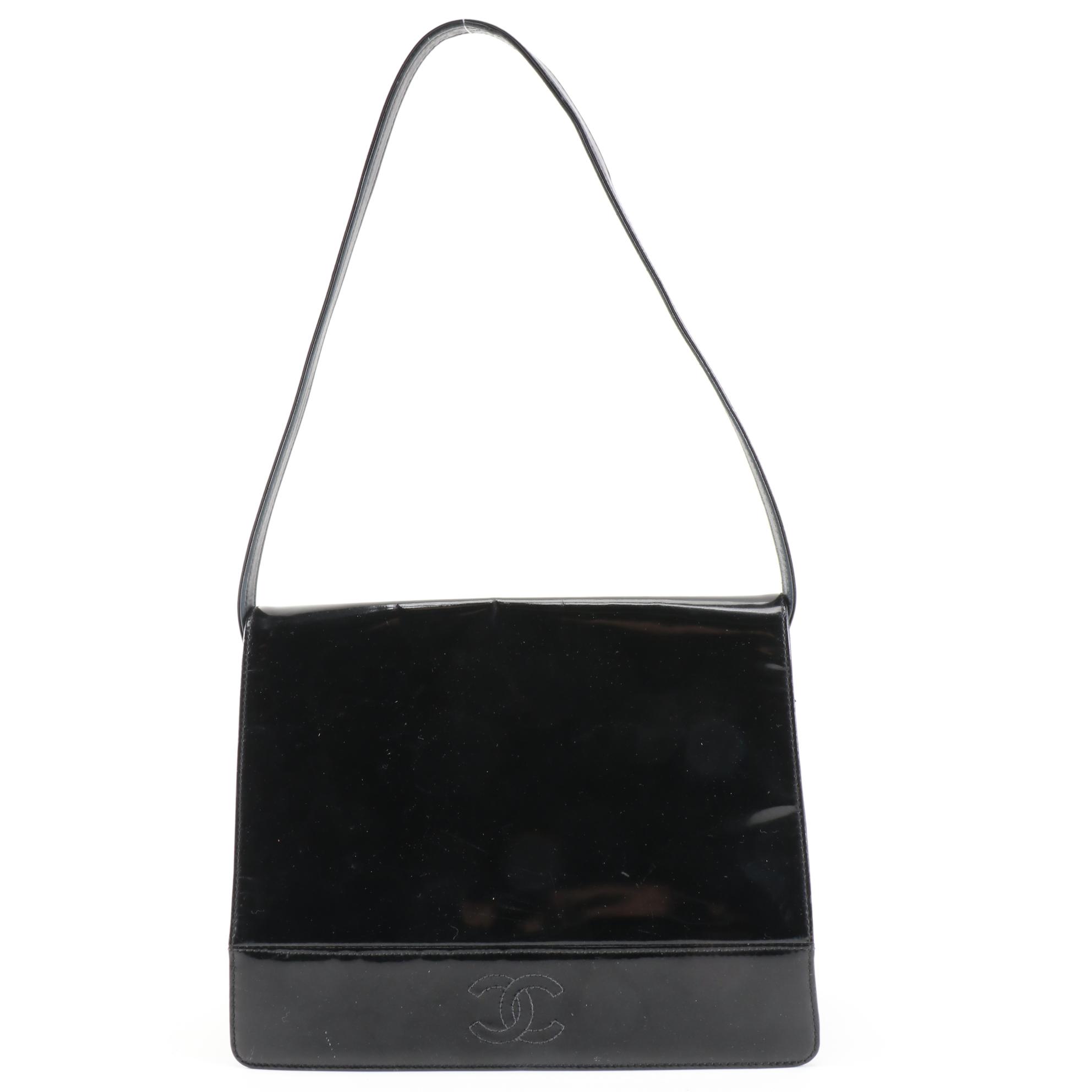 Chanel Shoulder Bag in Black Patent Leather