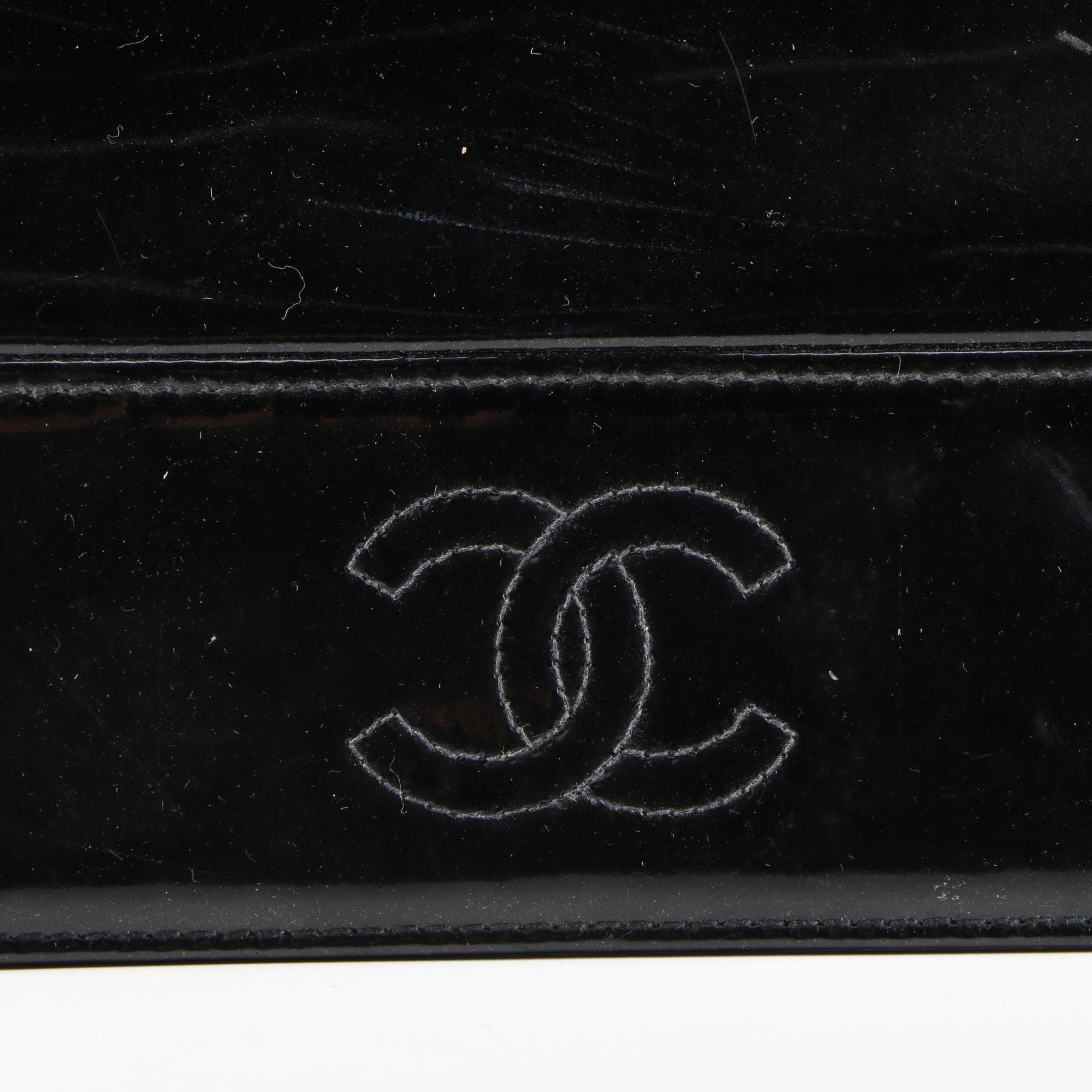 Chanel Shoulder Bag in Black Patent Leather