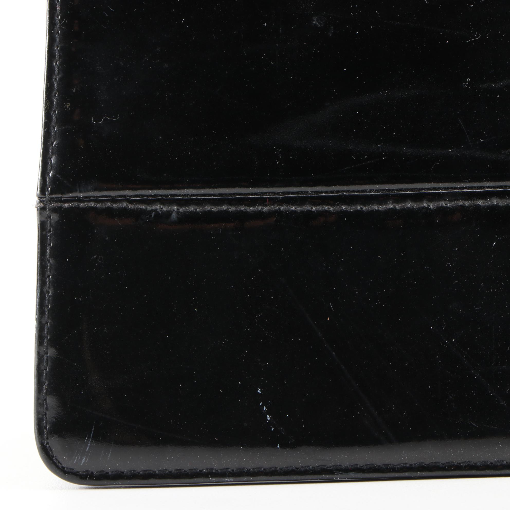 Chanel Shoulder Bag in Black Patent Leather