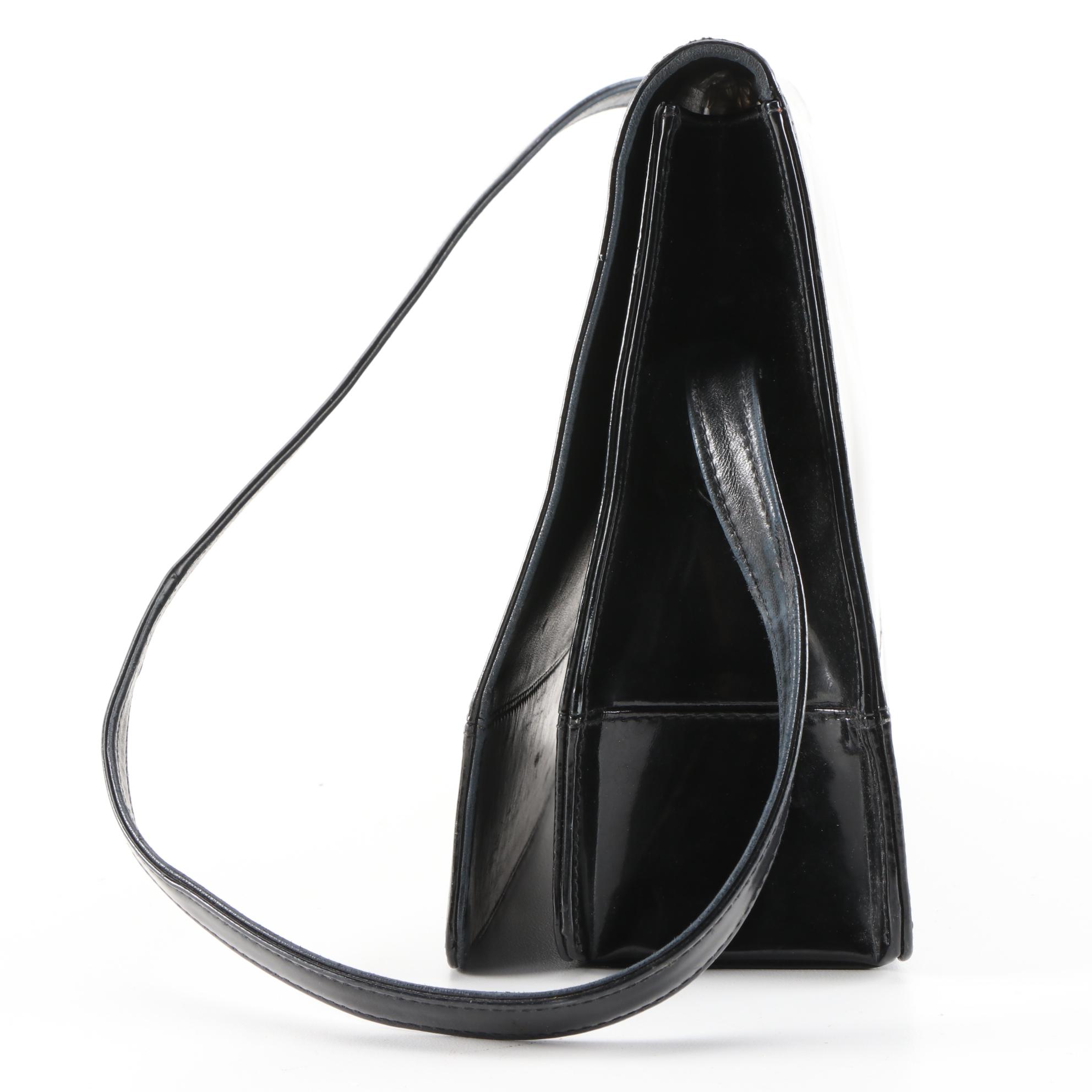 Chanel Shoulder Bag in Black Patent Leather