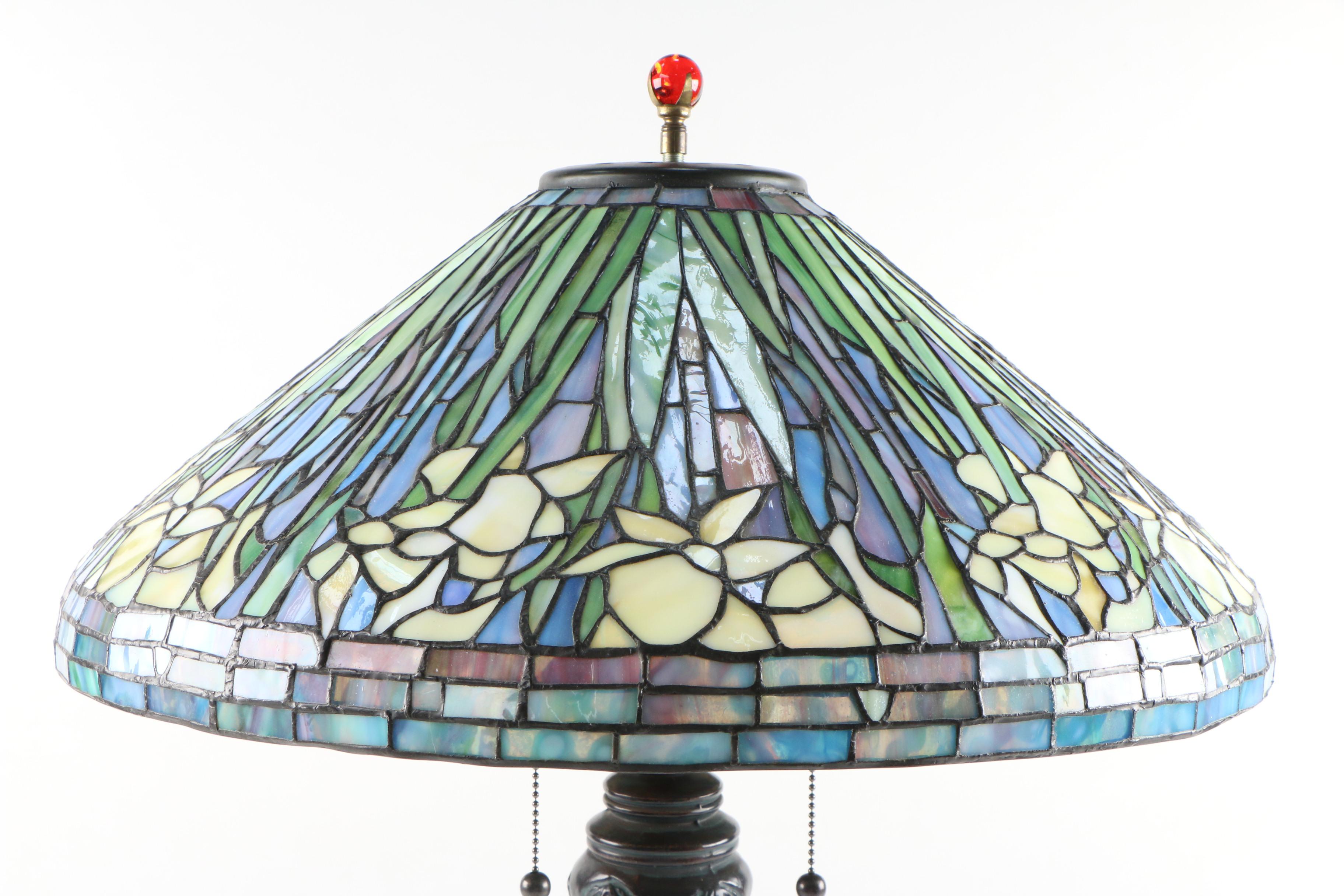 Tiffany Style Stained Glass Lily Motif Table Lamp with Metal Base