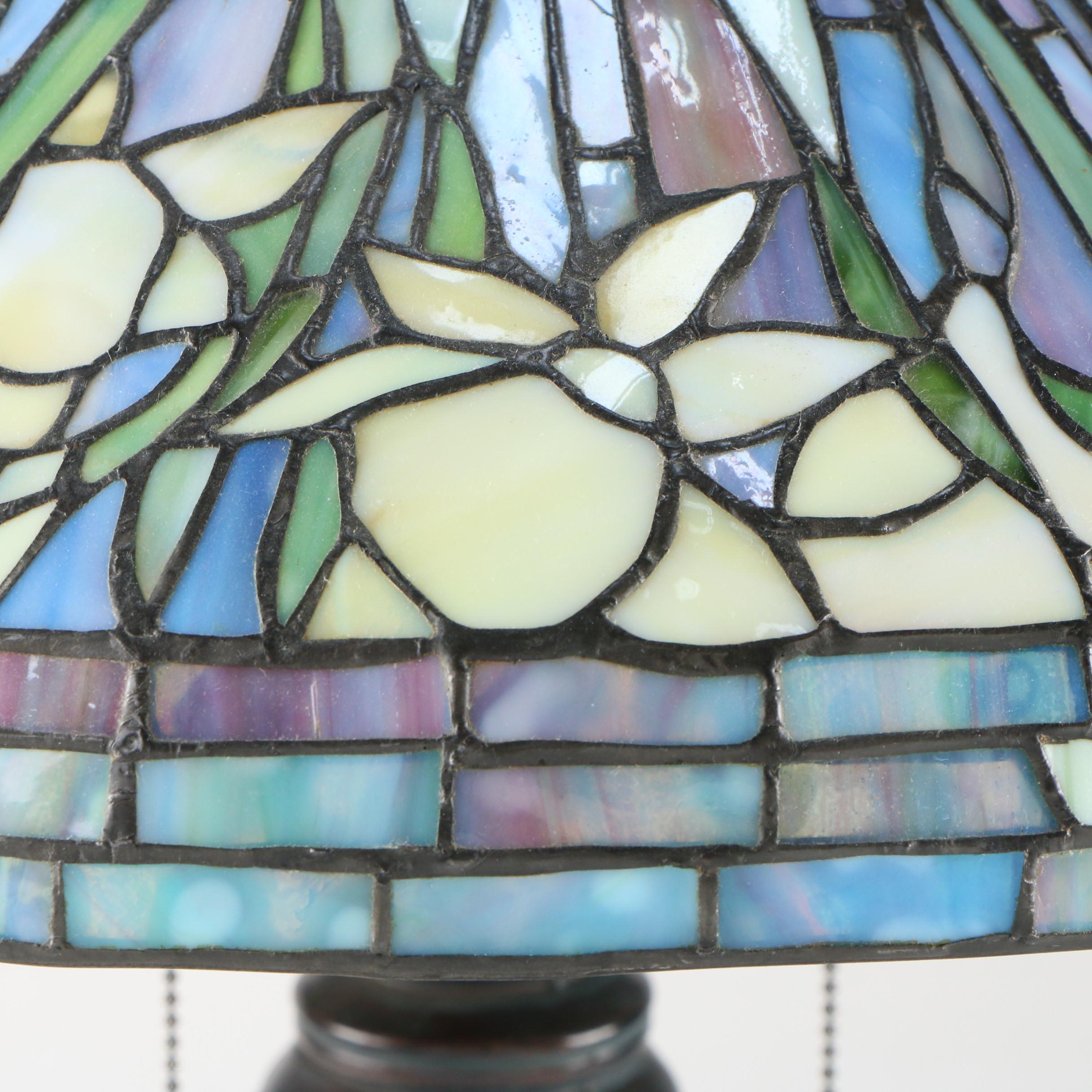 Tiffany Style Stained Glass Lily Motif Table Lamp with Metal Base