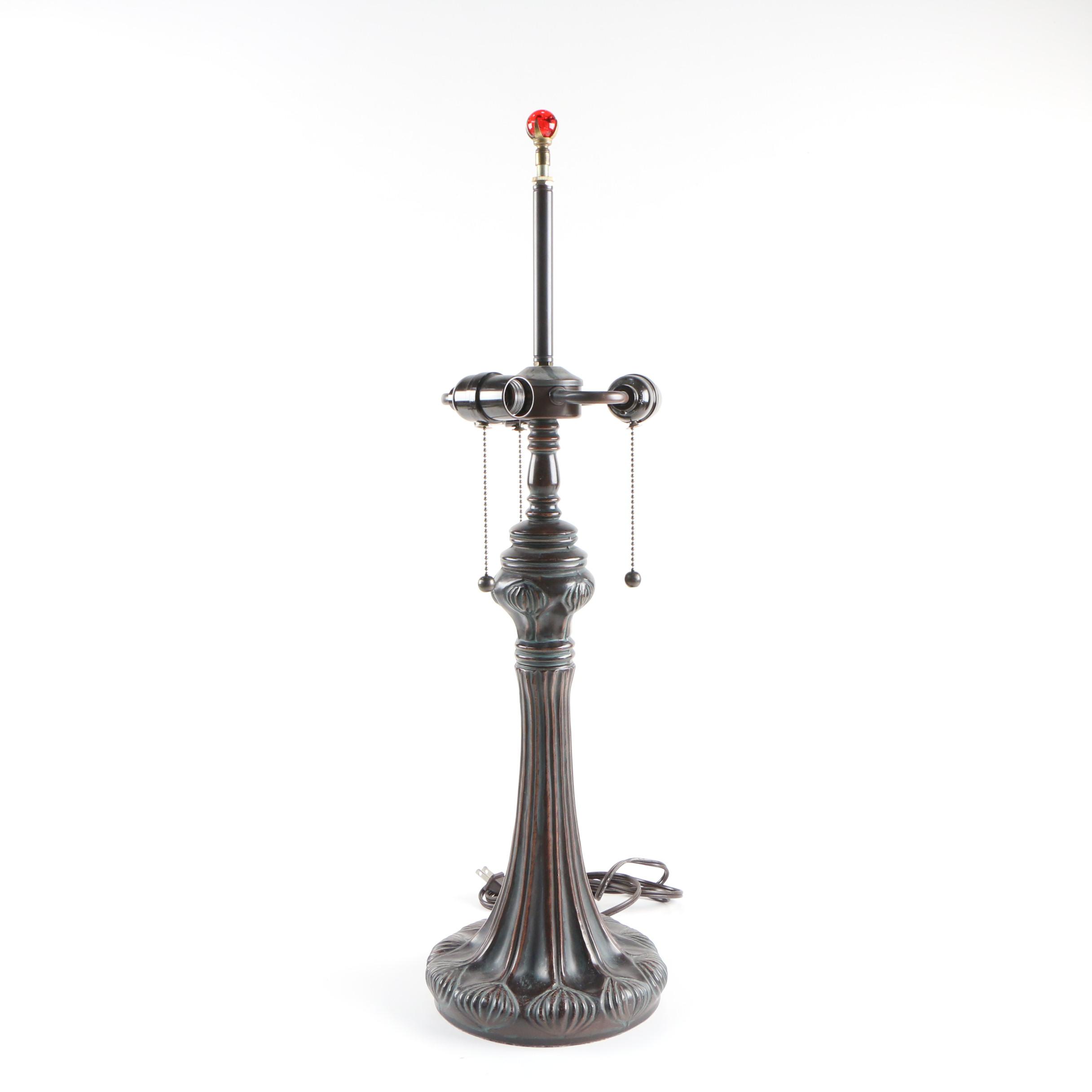 Tiffany Style Stained Glass Lily Motif Table Lamp with Metal Base