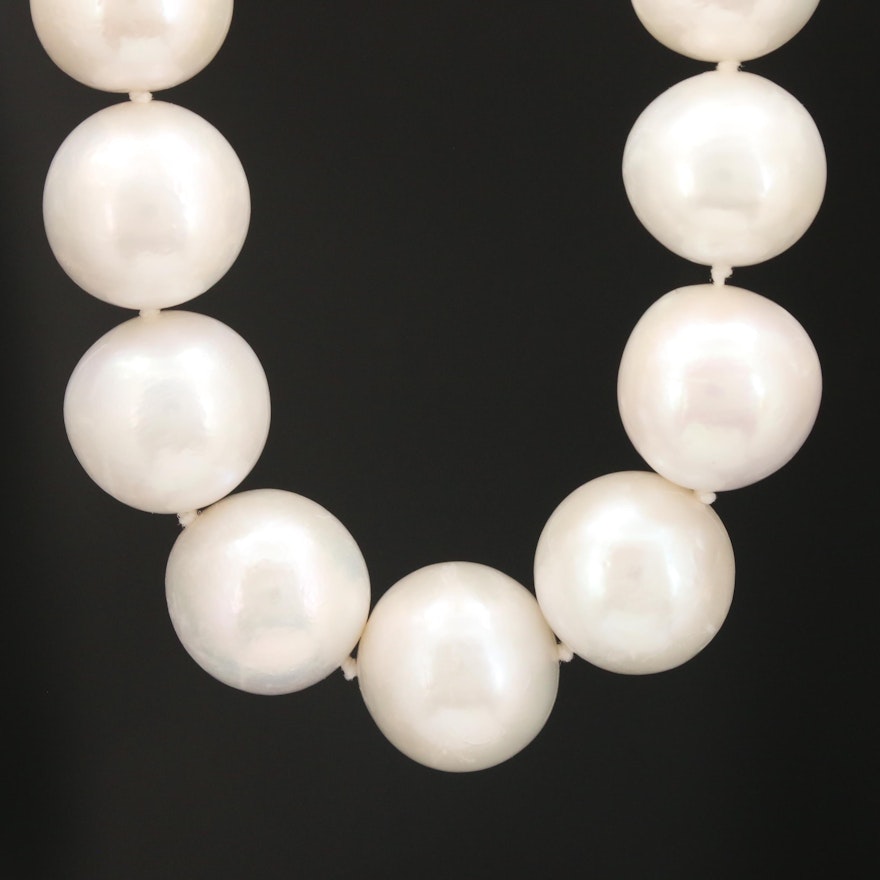 Pearl Graduated Necklace with 18K Yellow Gold Clasp