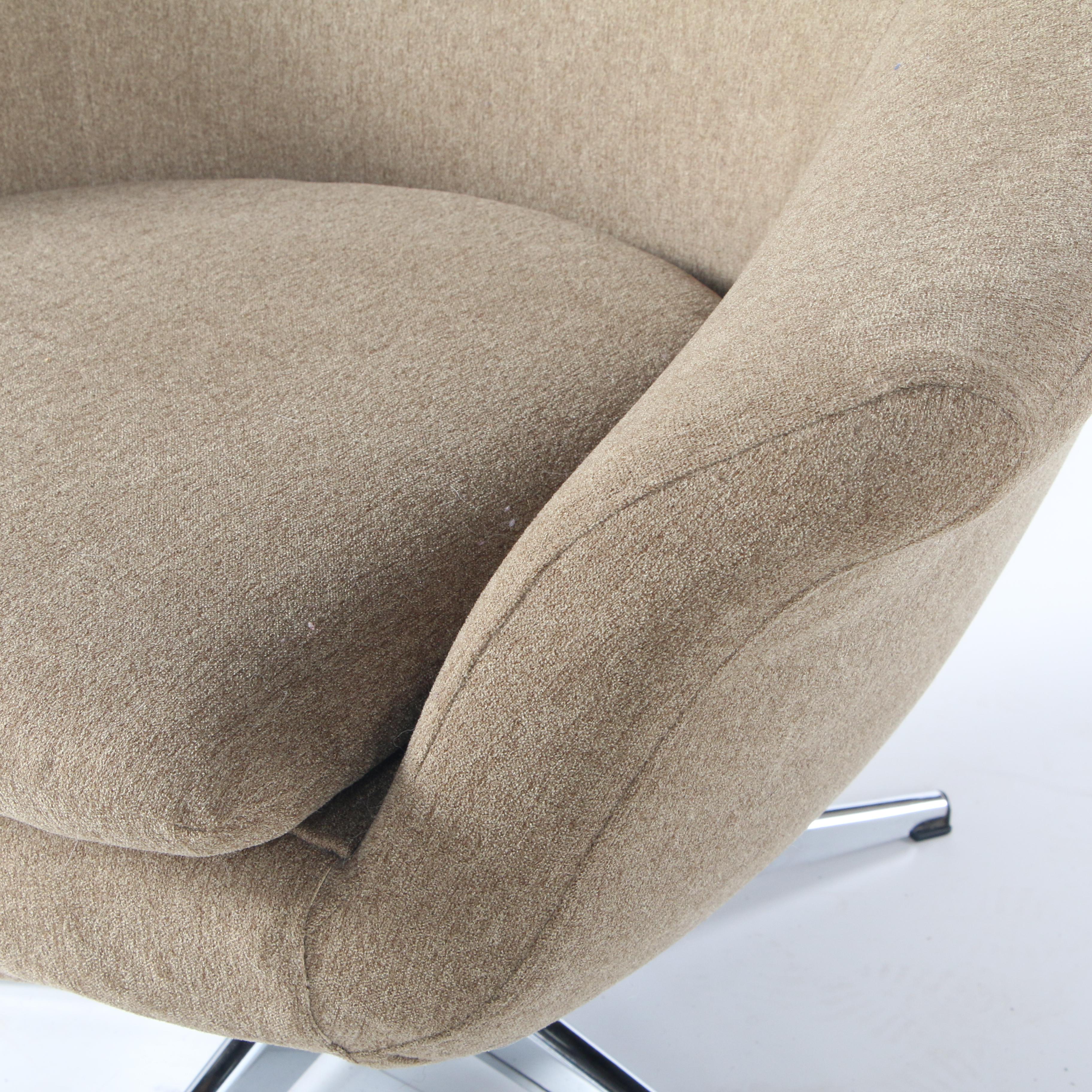 Mid Century Modern Swivel Lounge Chair, Mid-20th Century