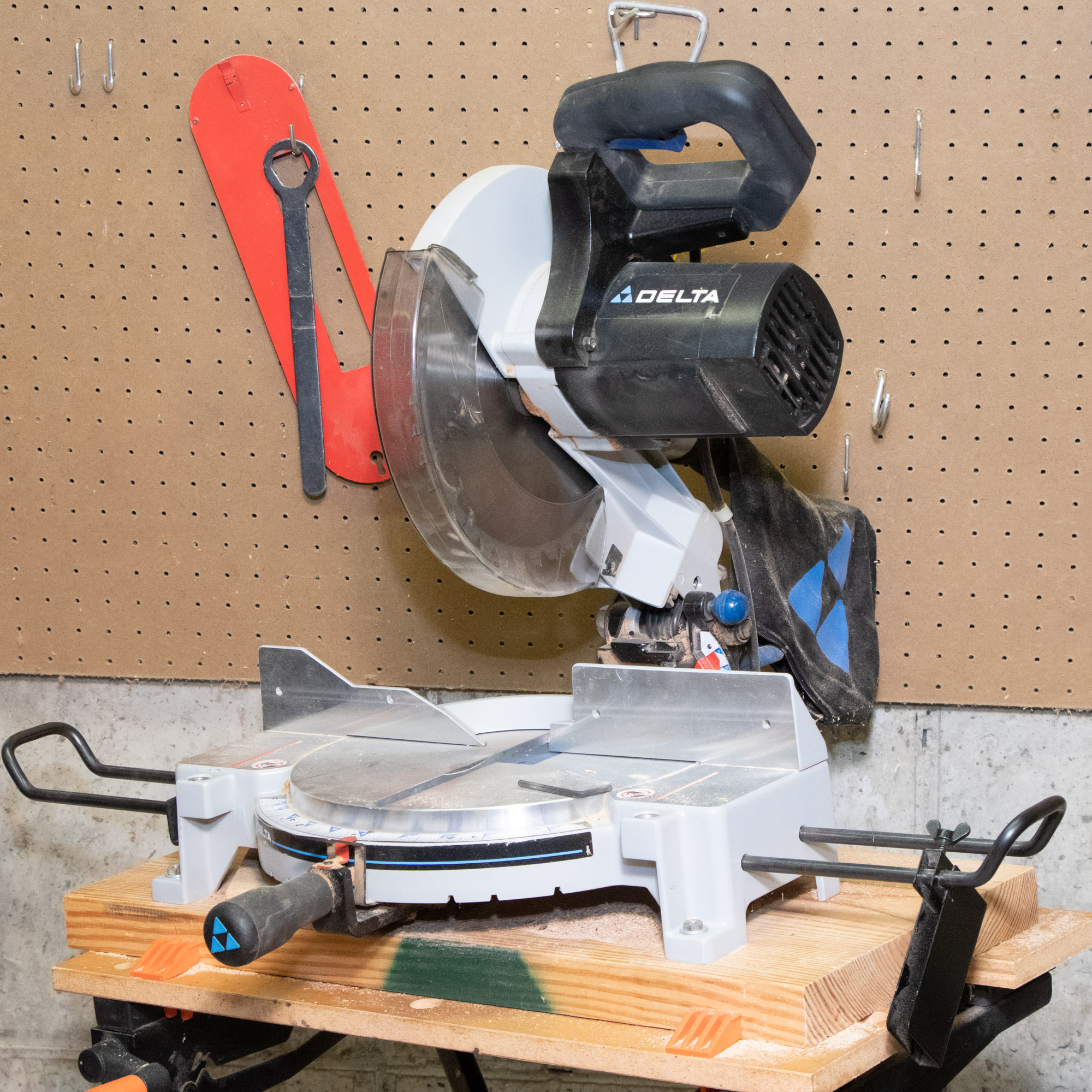 Delta 10-Inch Compound Miter Saw with Black and Decker Workmate 200 Bench