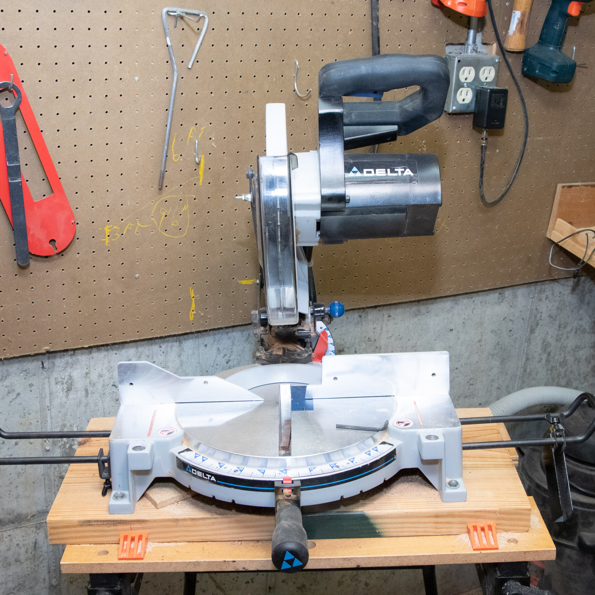 Delta 10-Inch Compound Miter Saw with Black and Decker Workmate 200 Bench