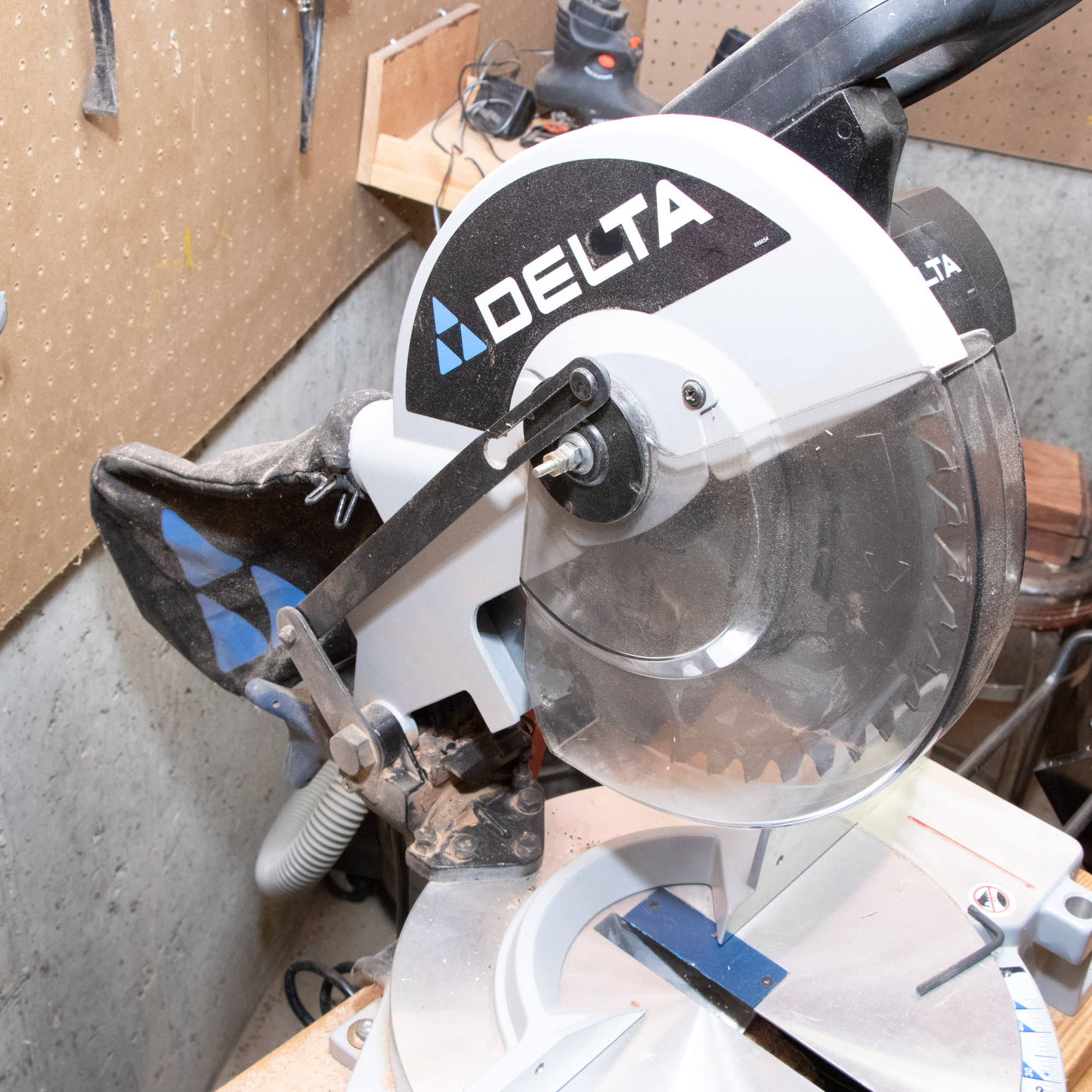 Delta 10-Inch Compound Miter Saw with Black and Decker Workmate 200 Bench