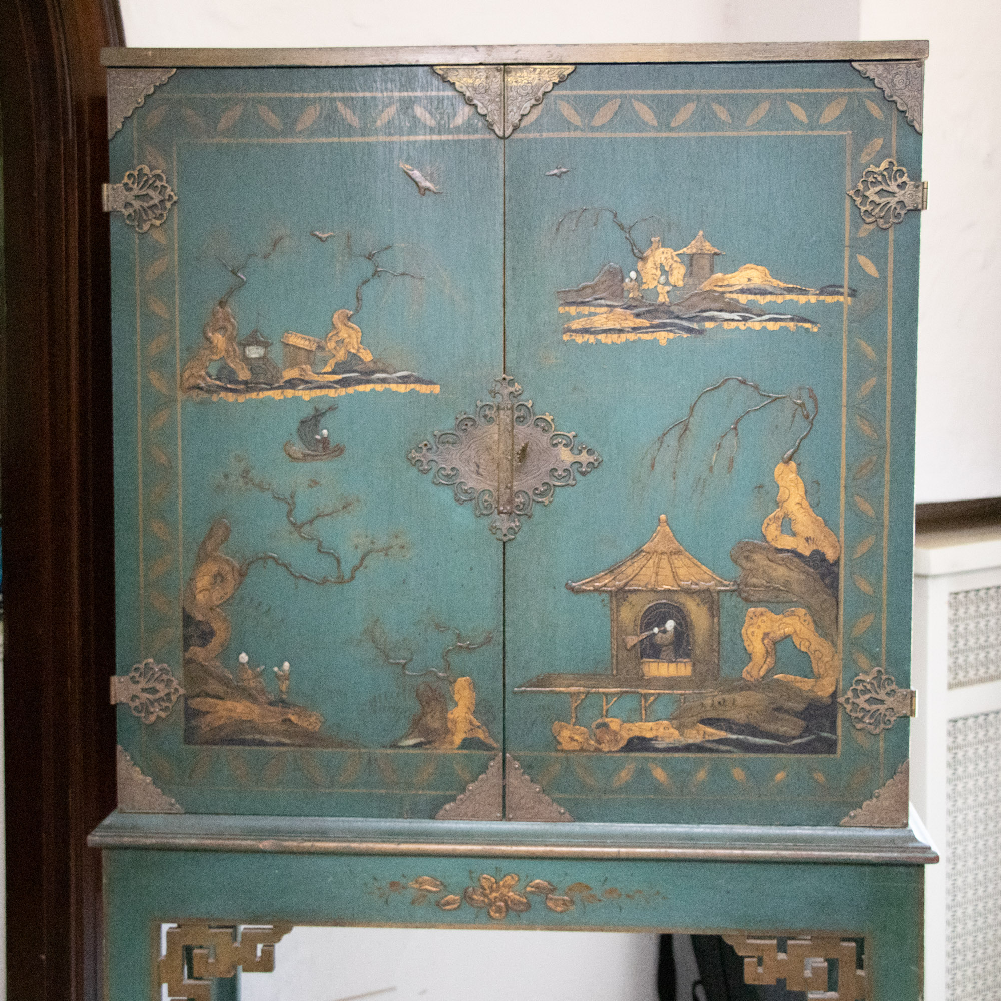 Chinoiserie-Decorated Pictorial Bar Cabinet-on-Stand