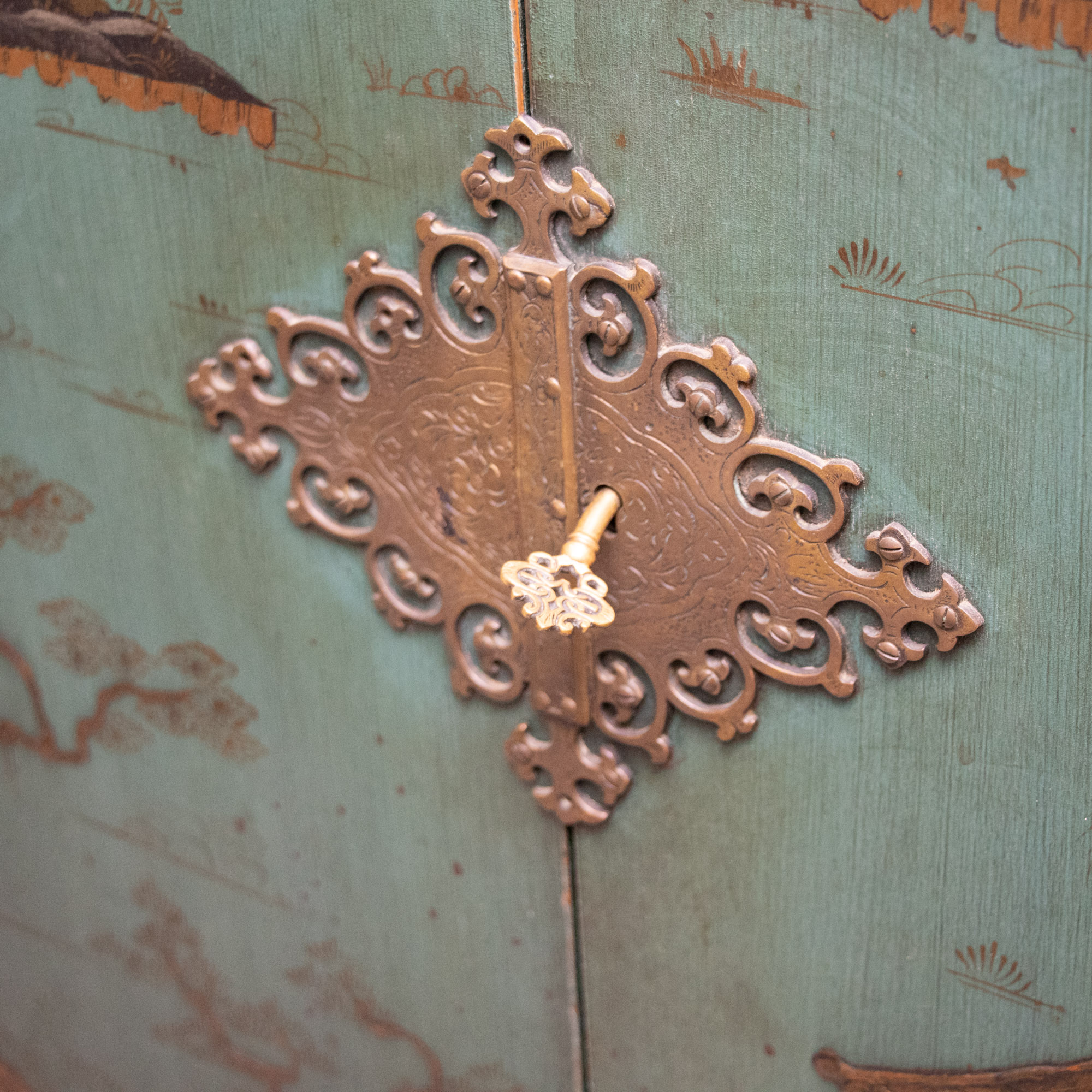 Chinoiserie-Decorated Pictorial Bar Cabinet-on-Stand