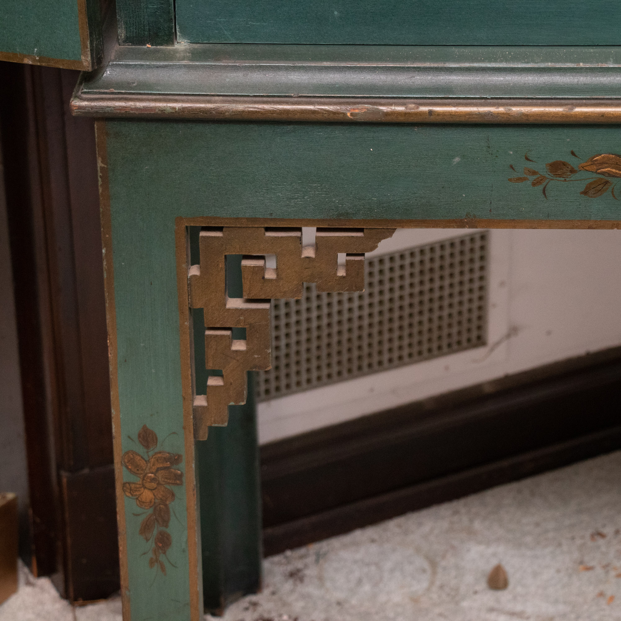 Chinoiserie-Decorated Pictorial Bar Cabinet-on-Stand