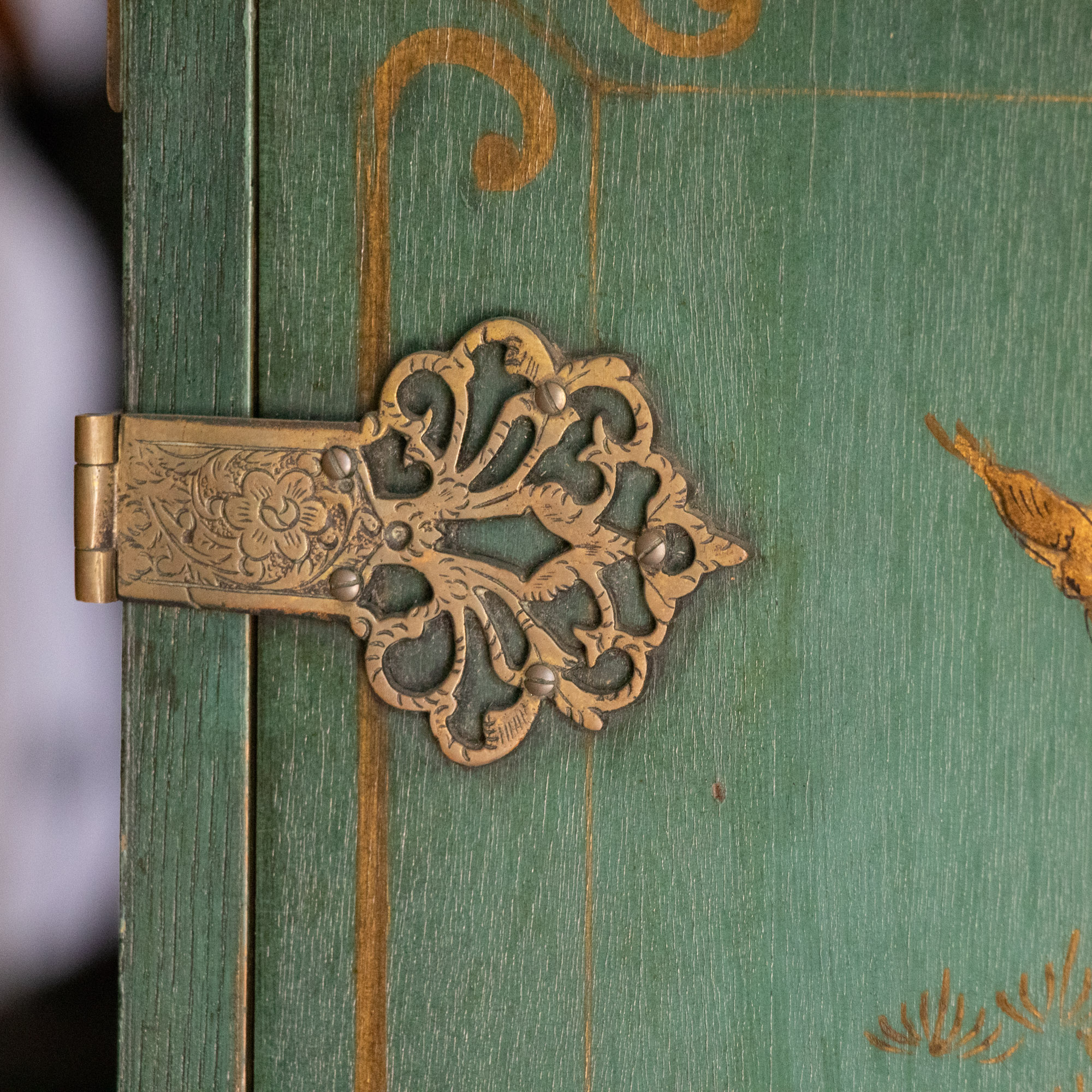 Chinoiserie-Decorated Pictorial Bar Cabinet-on-Stand