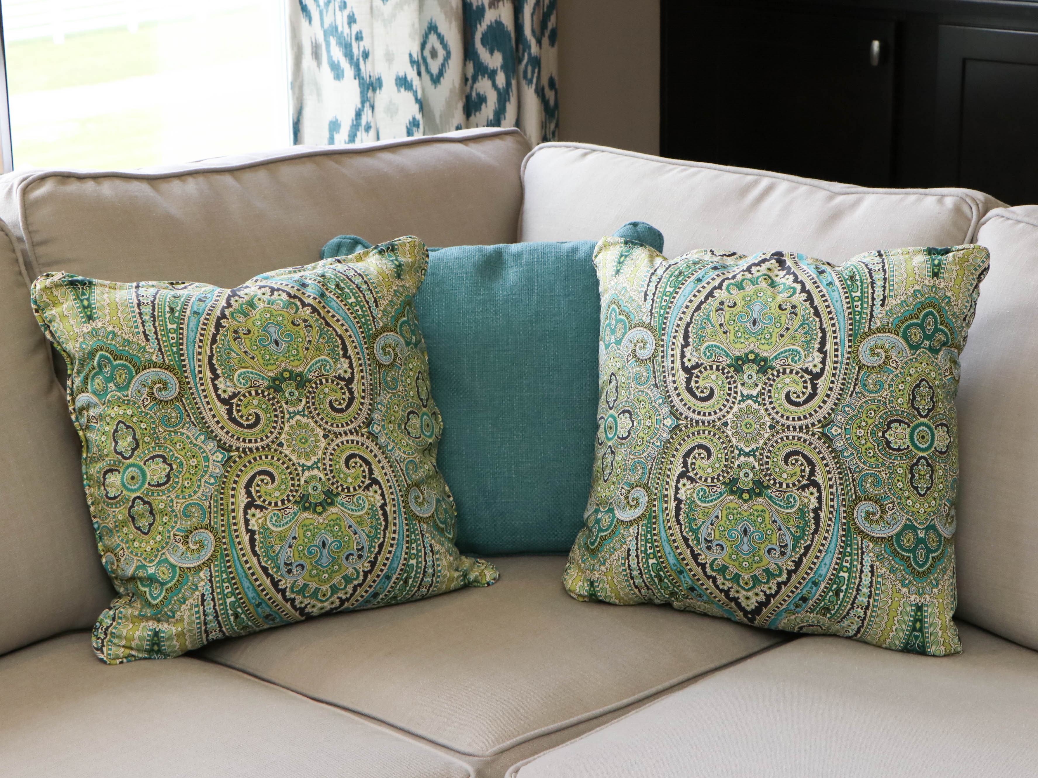 Rowe Furniture Contemporary Beige Sectional with Decorative Pillows