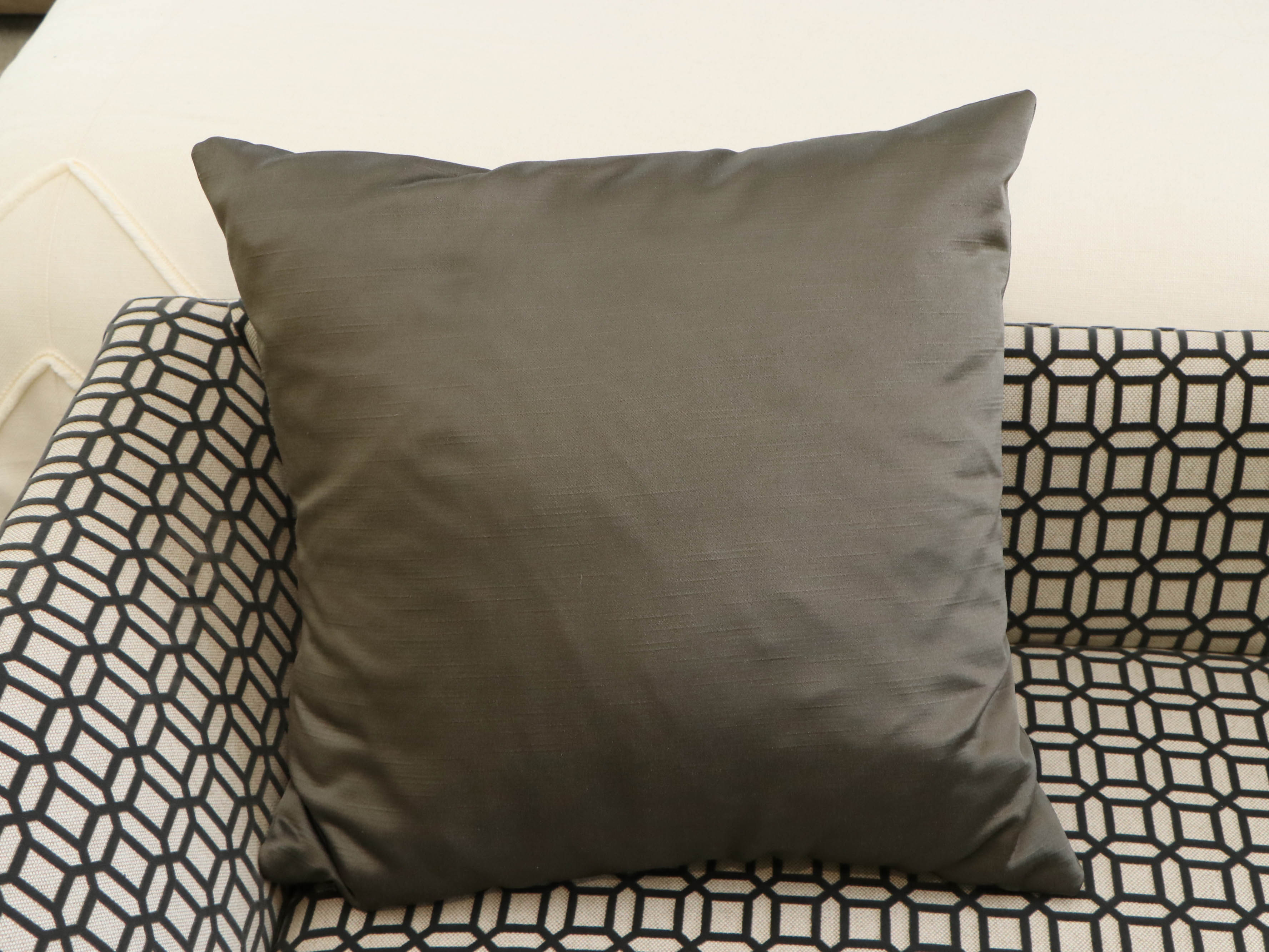 Upholstered Bed Bench in Granite Geometric Pattern with Decorative Pillows