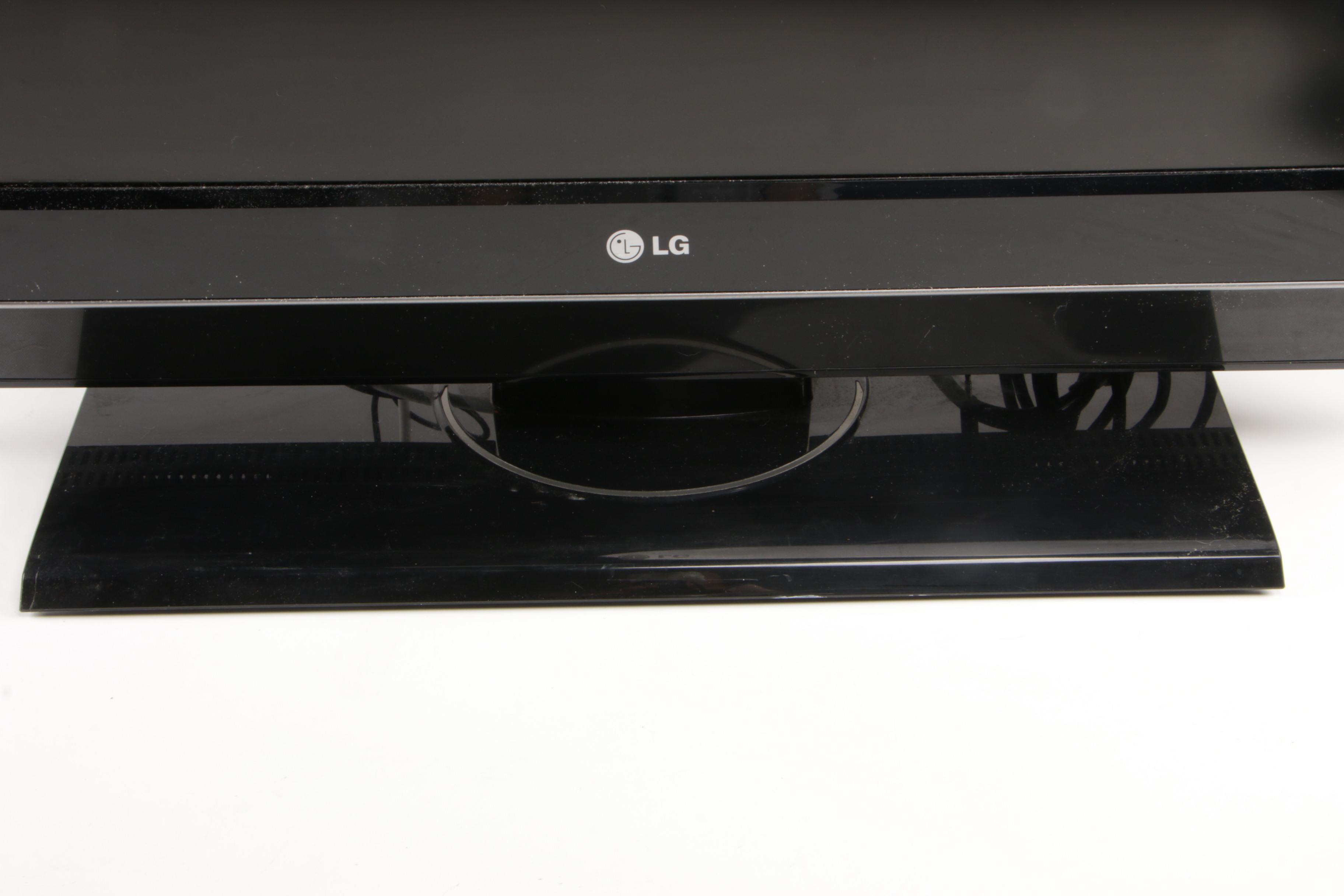 LG 32LC7D Flat Screen TV with Sanus Low-Profile Wall Mount