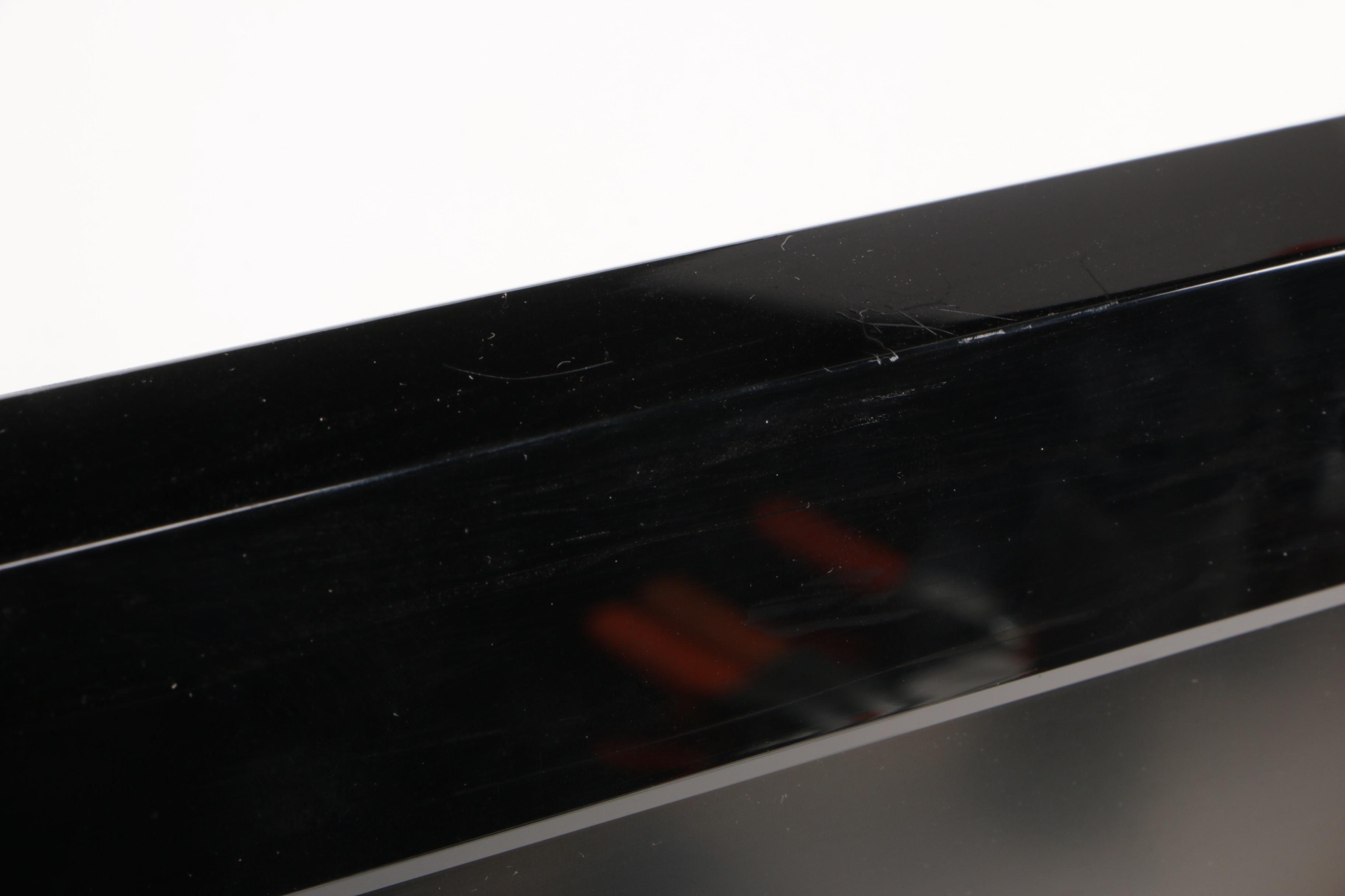 LG 32LC7D Flat Screen TV with Sanus Low-Profile Wall Mount