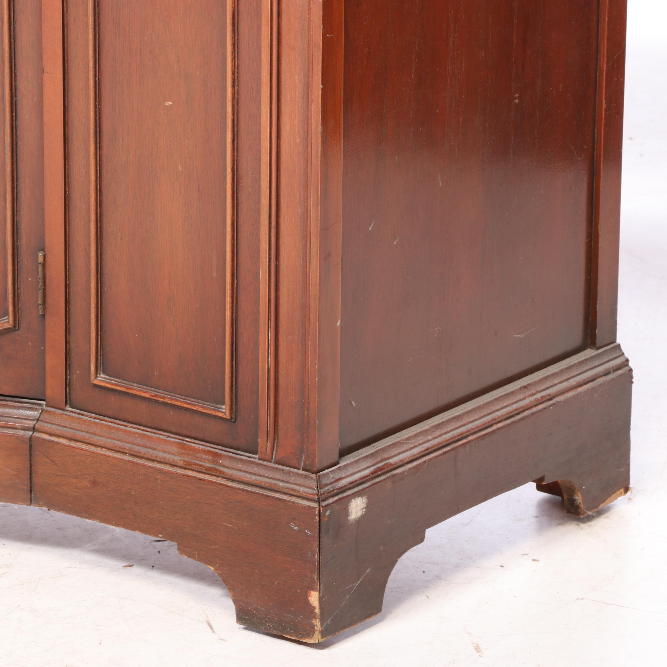 Bernhardt Furniture Duncan Phyfe Style Mahogany China Cabinet