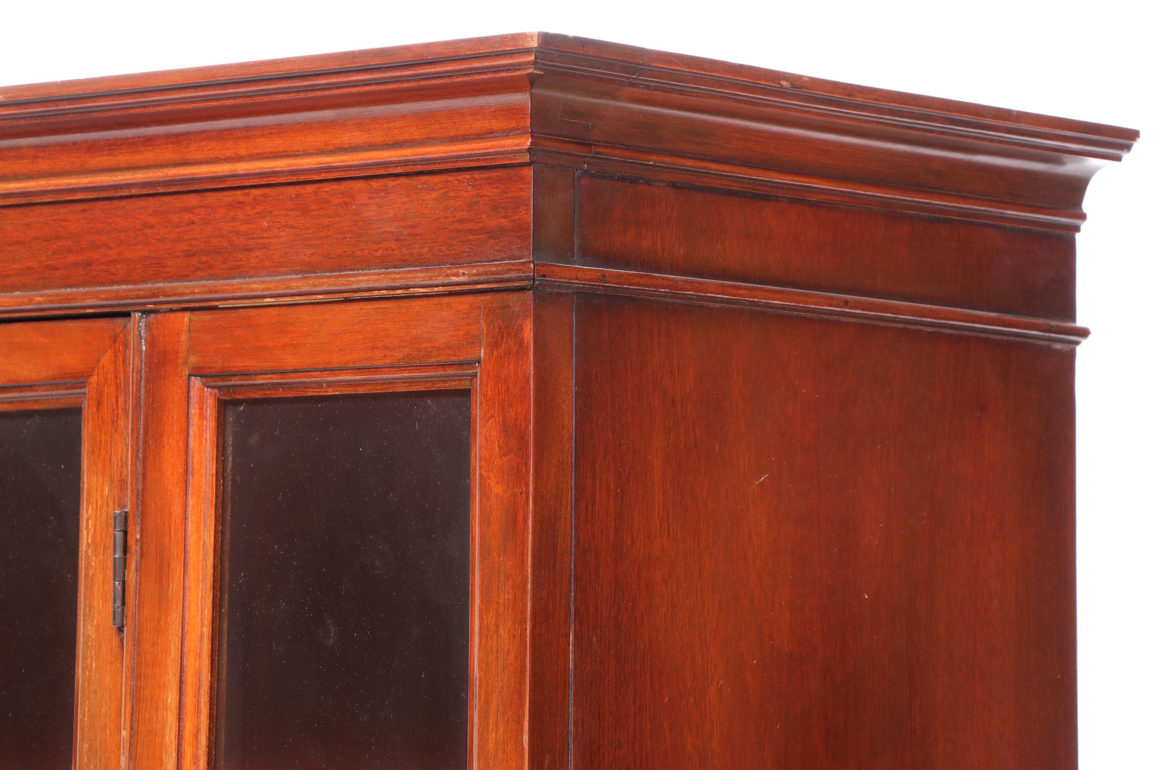 Bernhardt Furniture Duncan Phyfe Style Mahogany China Cabinet