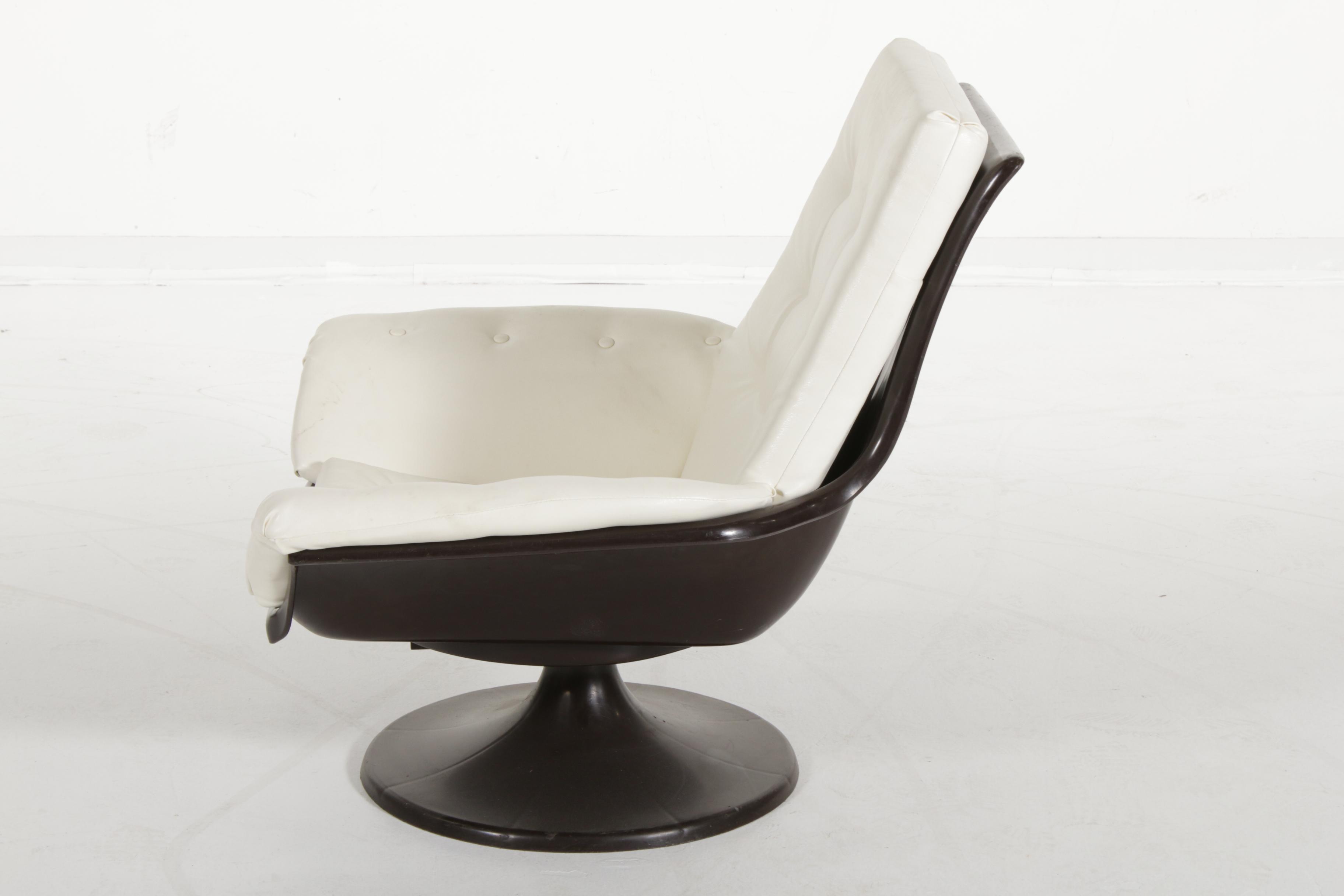 Decorion Fun Furnishings Modernist White Naugahyde Swivel Chair, Late 20th C.