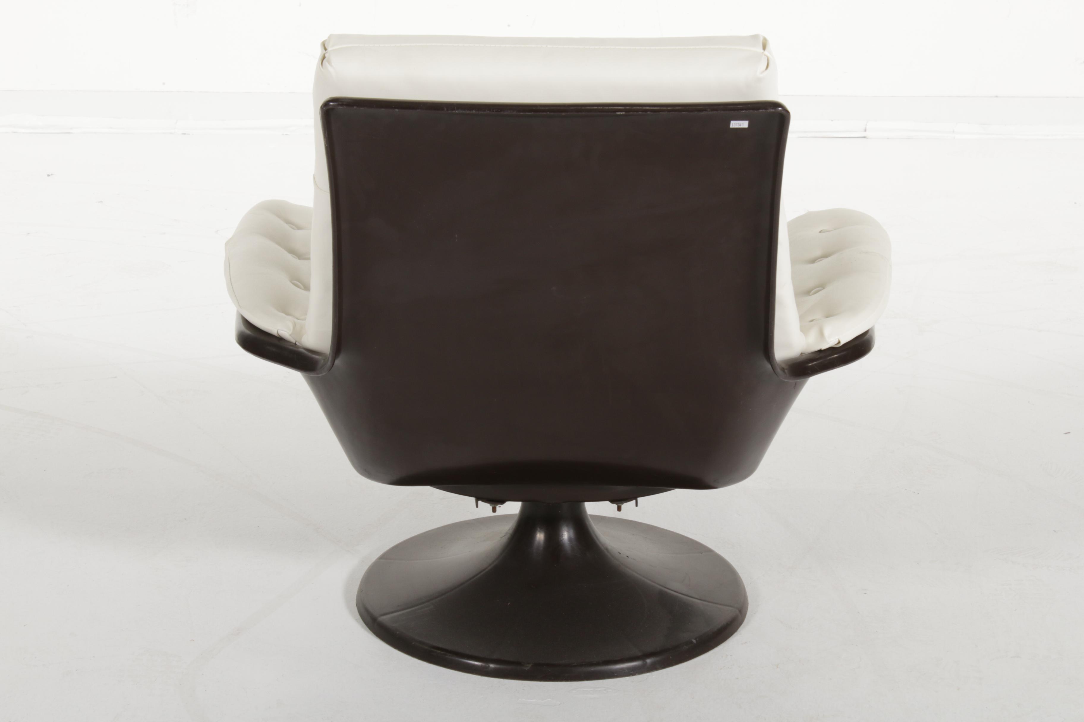 Decorion Fun Furnishings Modernist White Naugahyde Swivel Chair, Late 20th C.