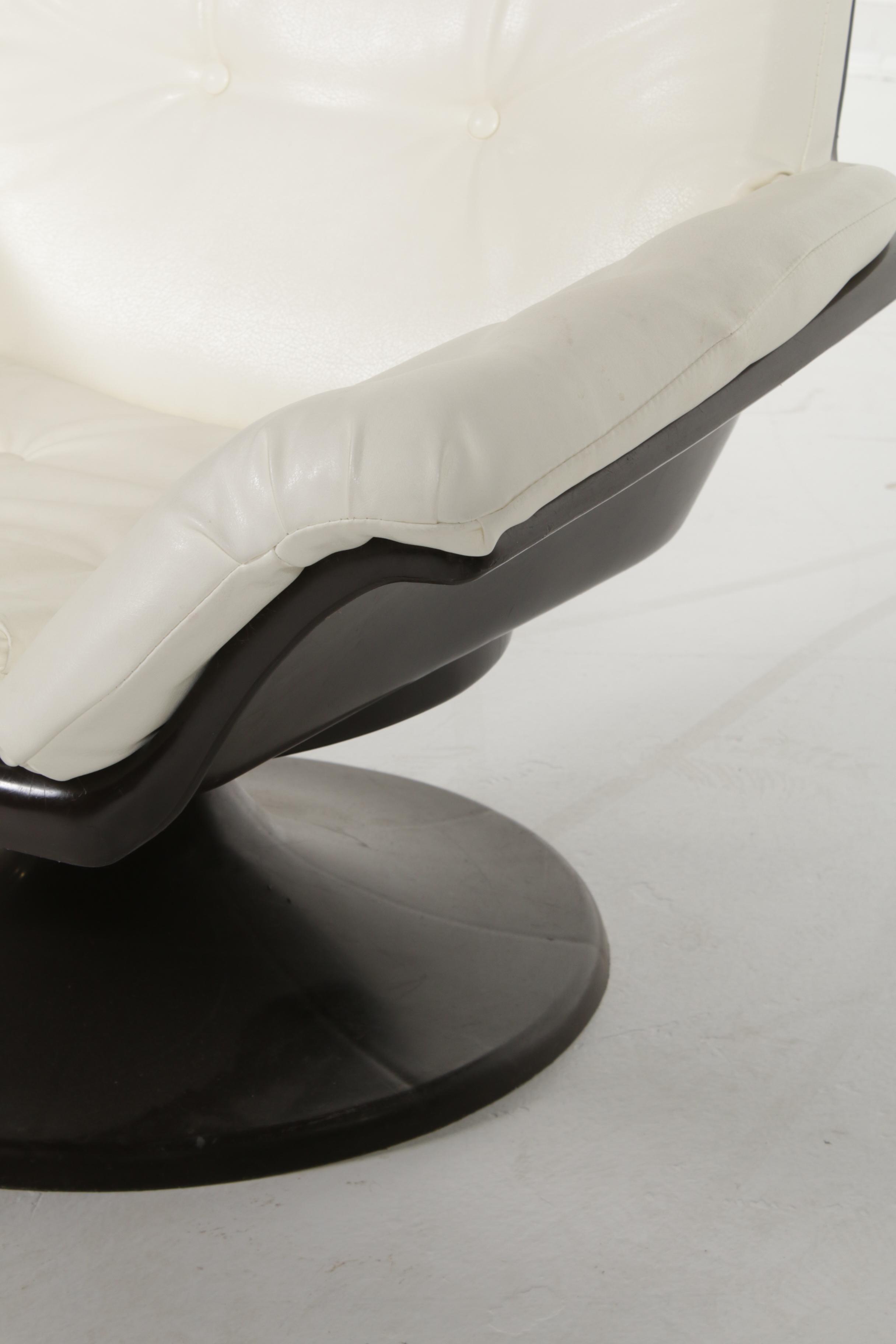 Decorion Fun Furnishings Modernist White Naugahyde Swivel Chair, Late 20th C.