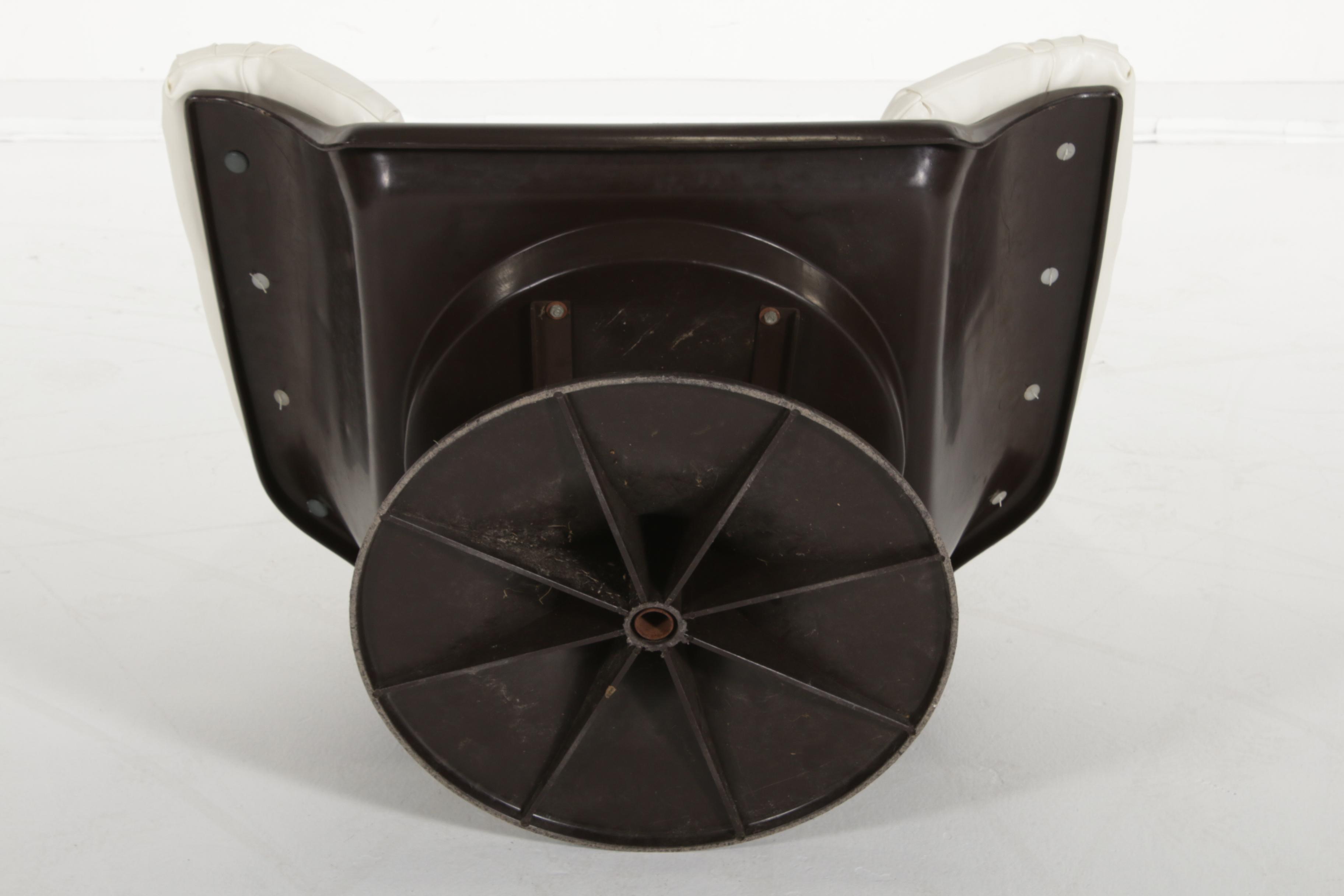 Decorion Fun Furnishings Modernist White Naugahyde Swivel Chair, Late 20th C.