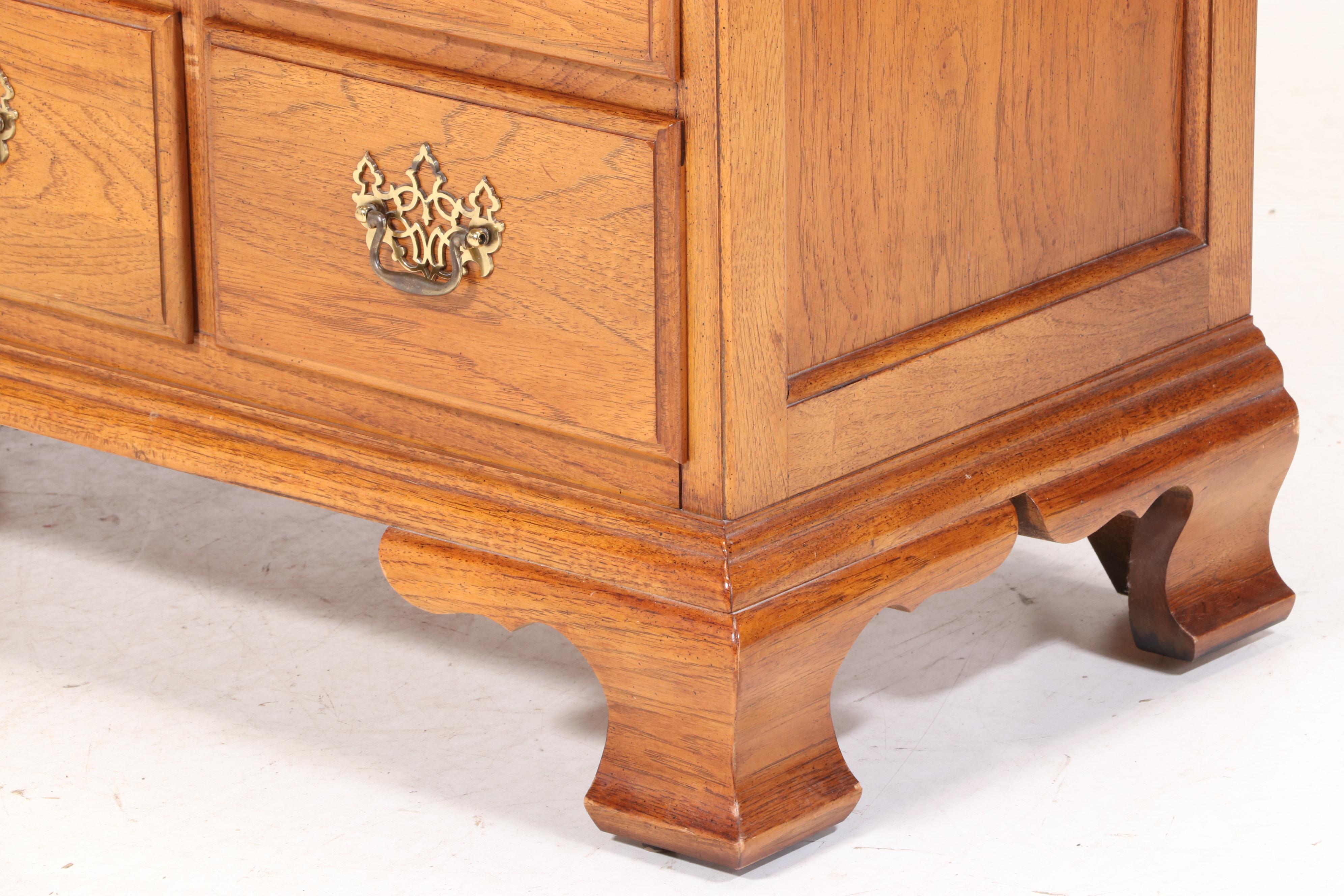 Thomasville Colonial Style Oak Dresser with Mirror