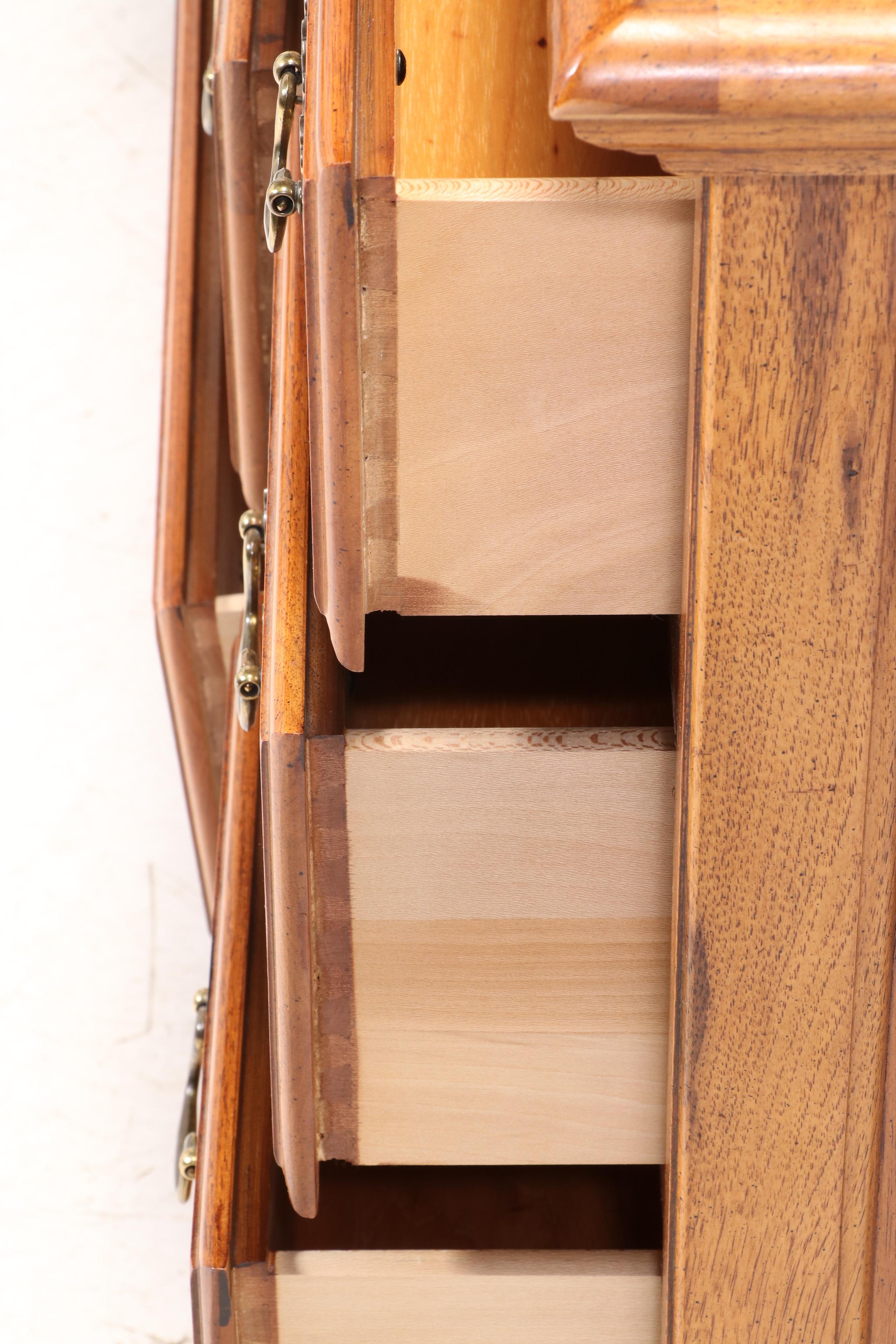 Thomasville Colonial Style Oak Dresser with Mirror