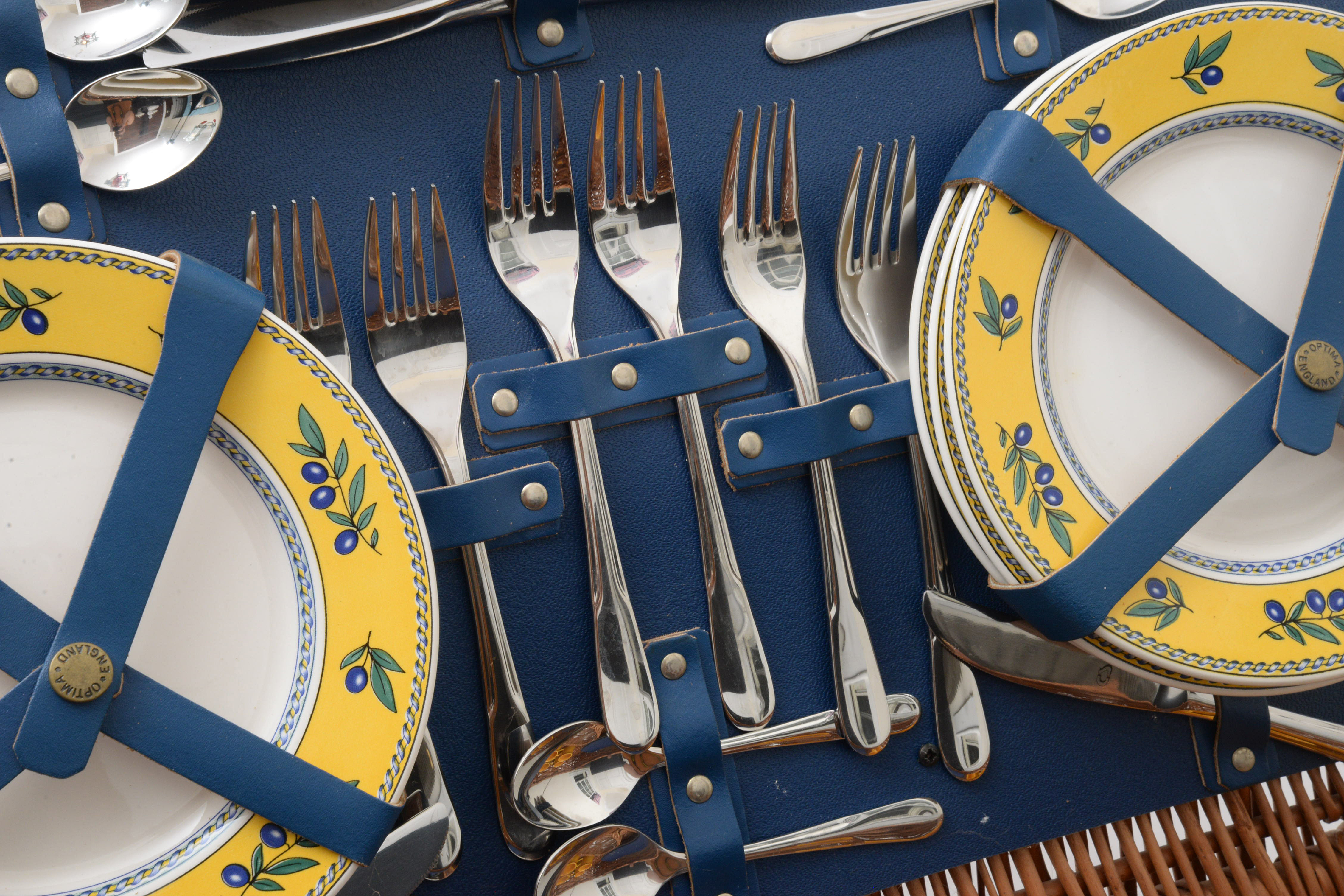 Optima England Wicker Picnic Basket with Place Settings and Food Storage