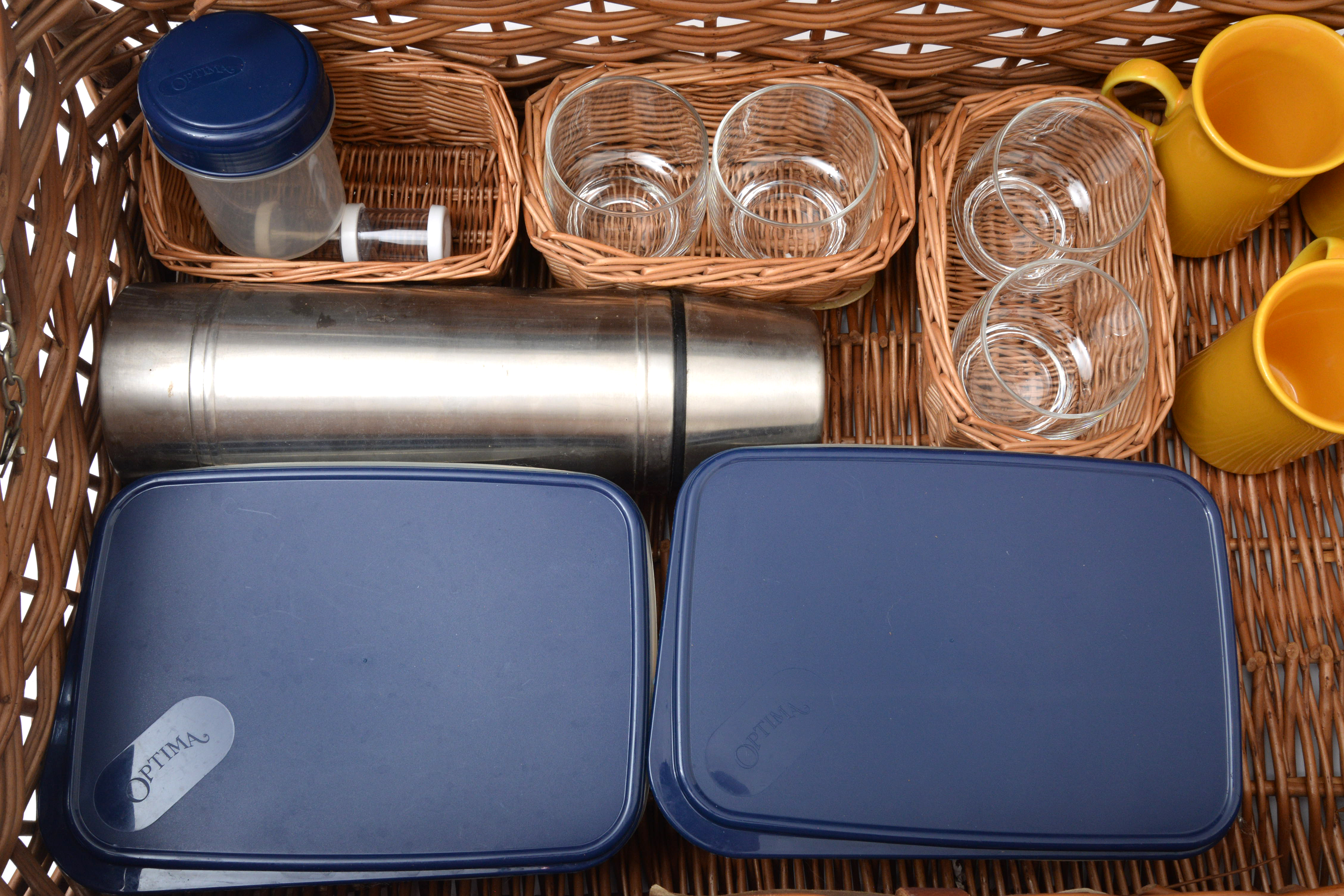 Optima England Wicker Picnic Basket with Place Settings and Food Storage