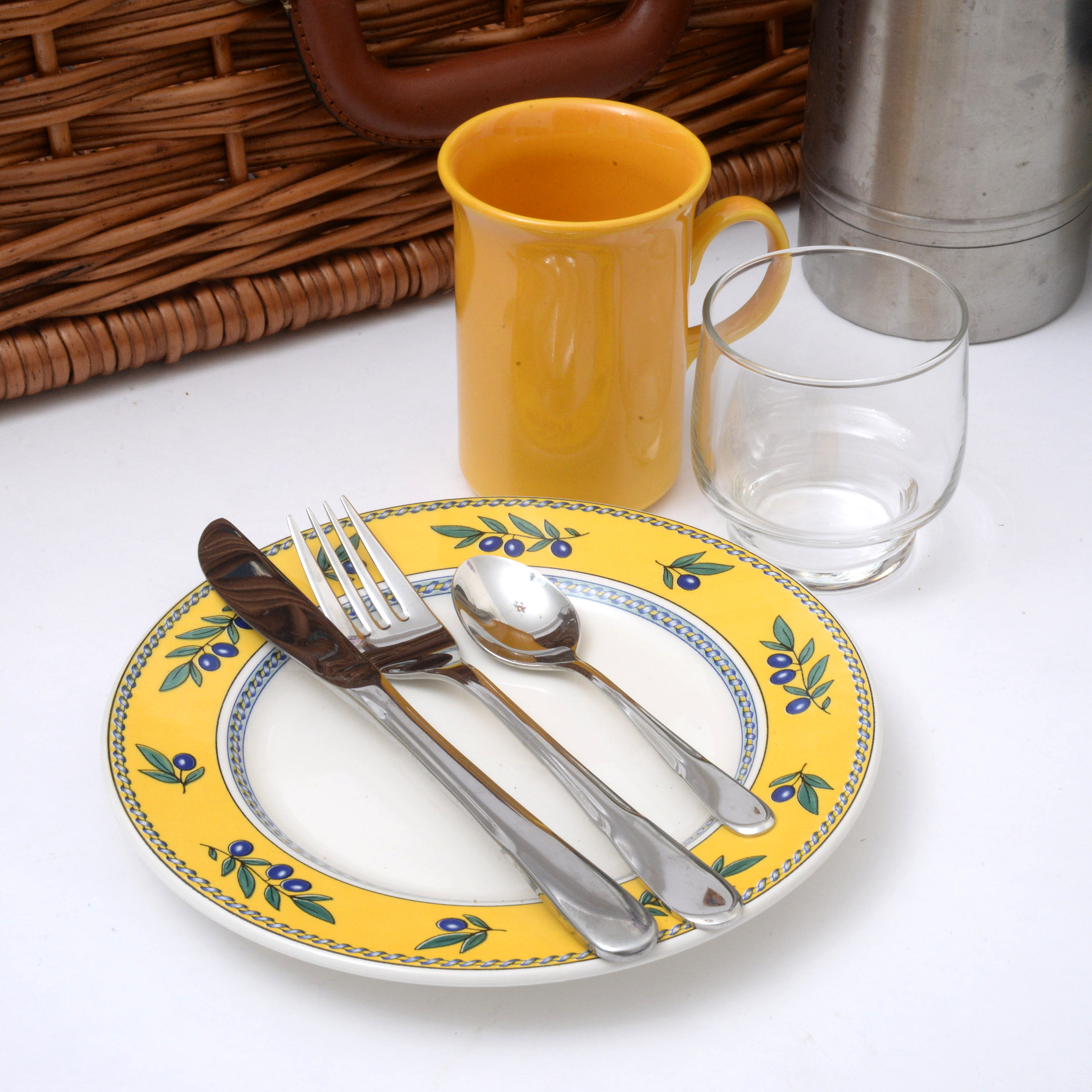 Optima England Wicker Picnic Basket with Place Settings and Food Storage