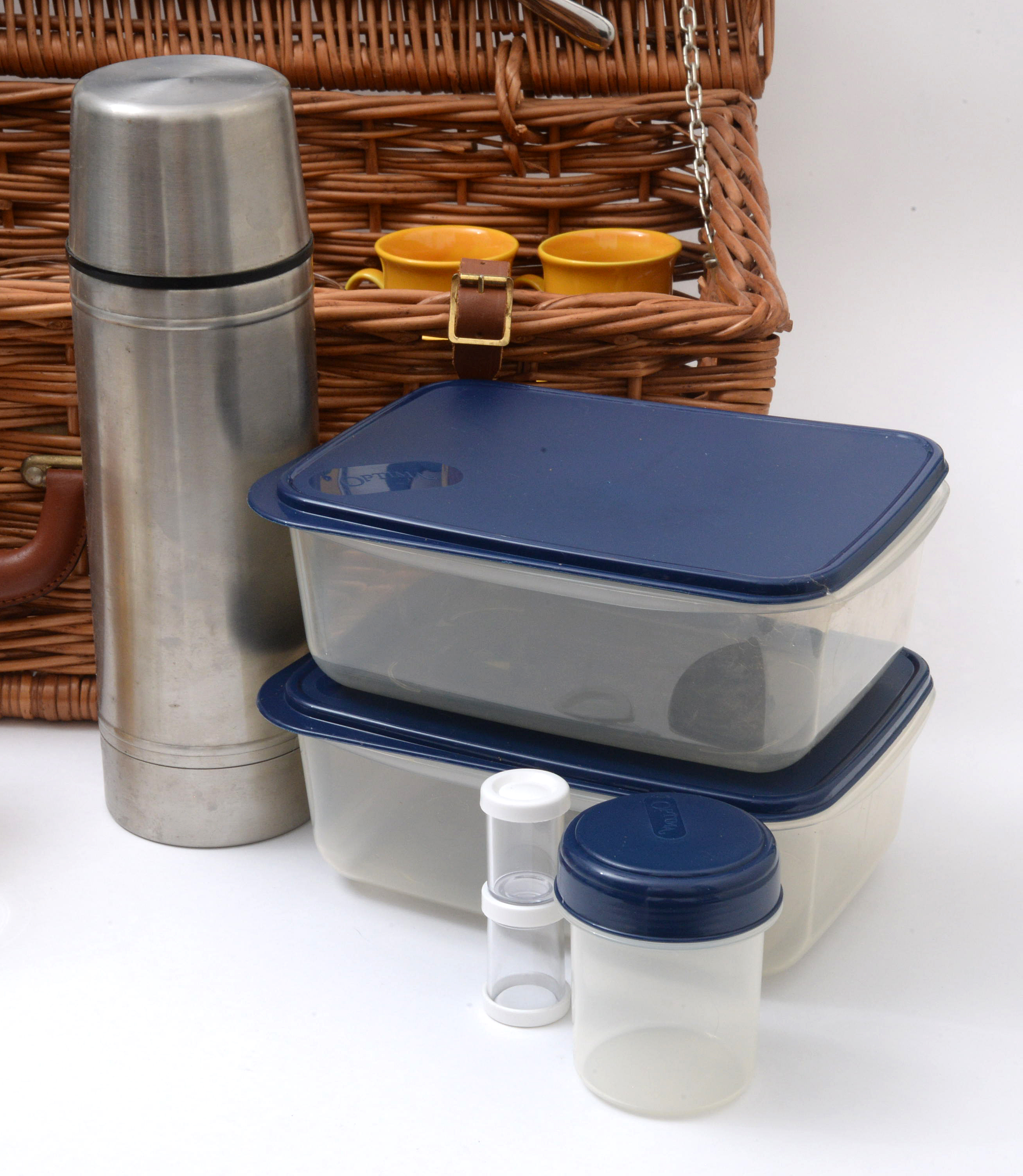 Optima England Wicker Picnic Basket with Place Settings and Food Storage