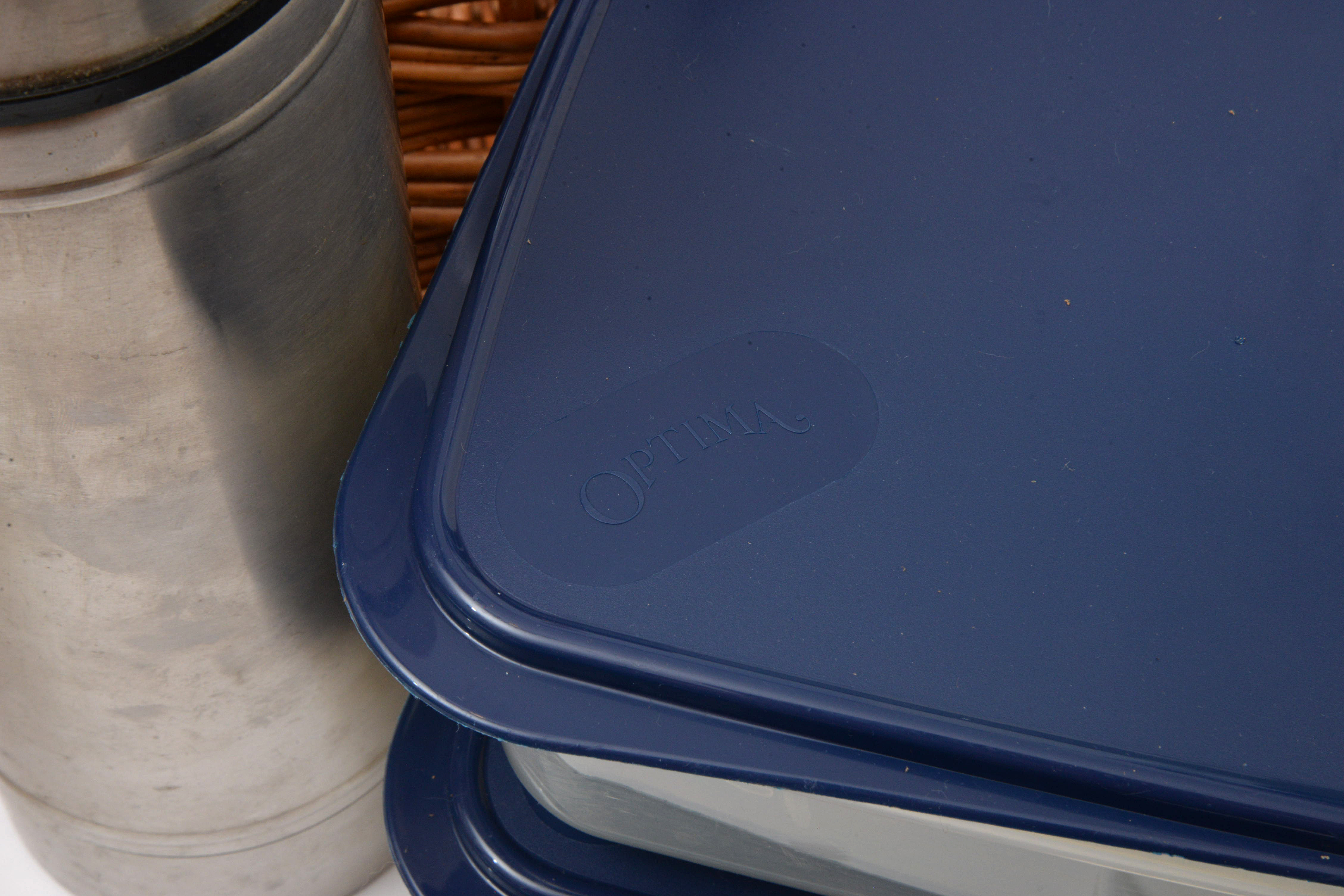 Optima England Wicker Picnic Basket with Place Settings and Food Storage