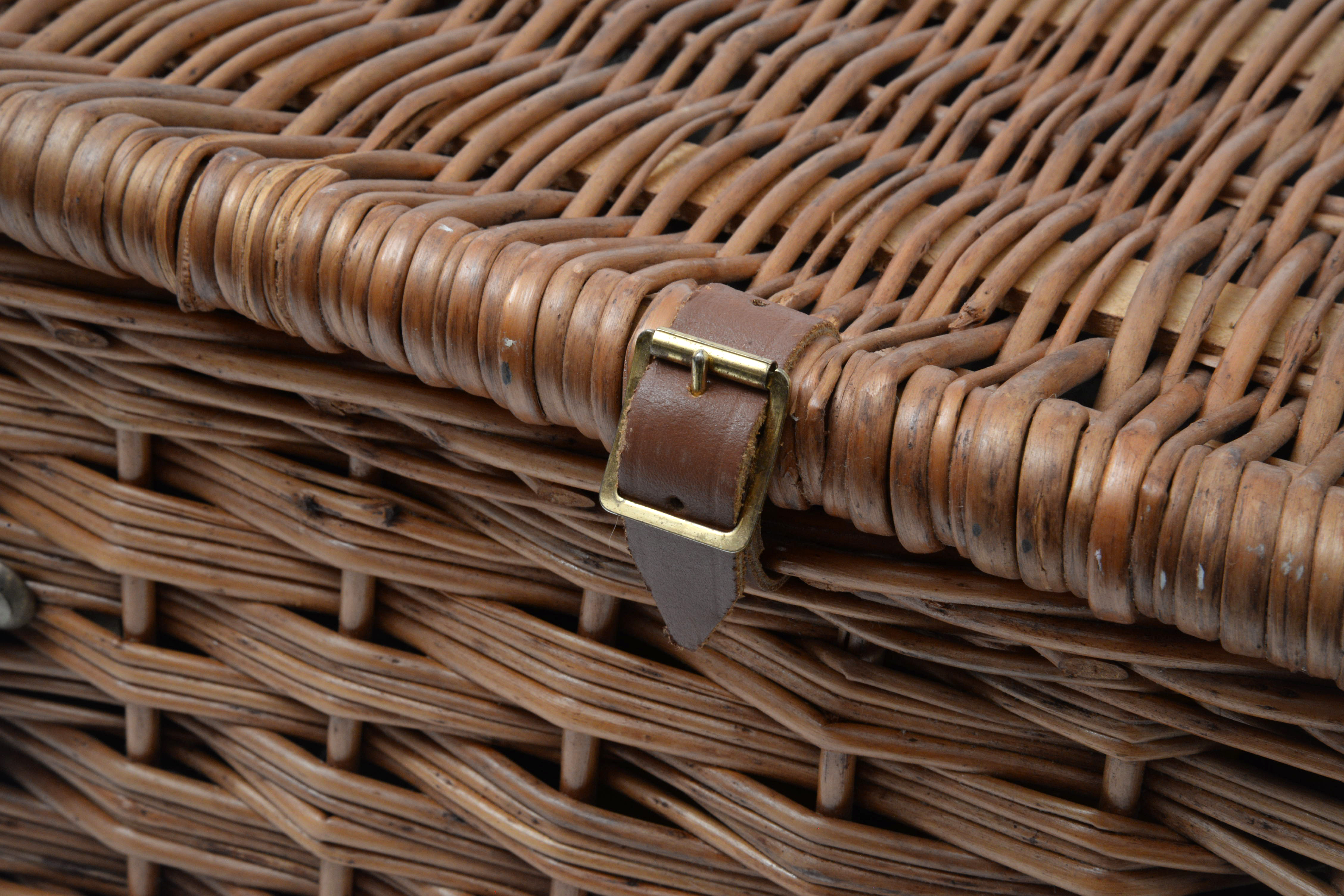 Optima England Wicker Picnic Basket with Place Settings and Food Storage