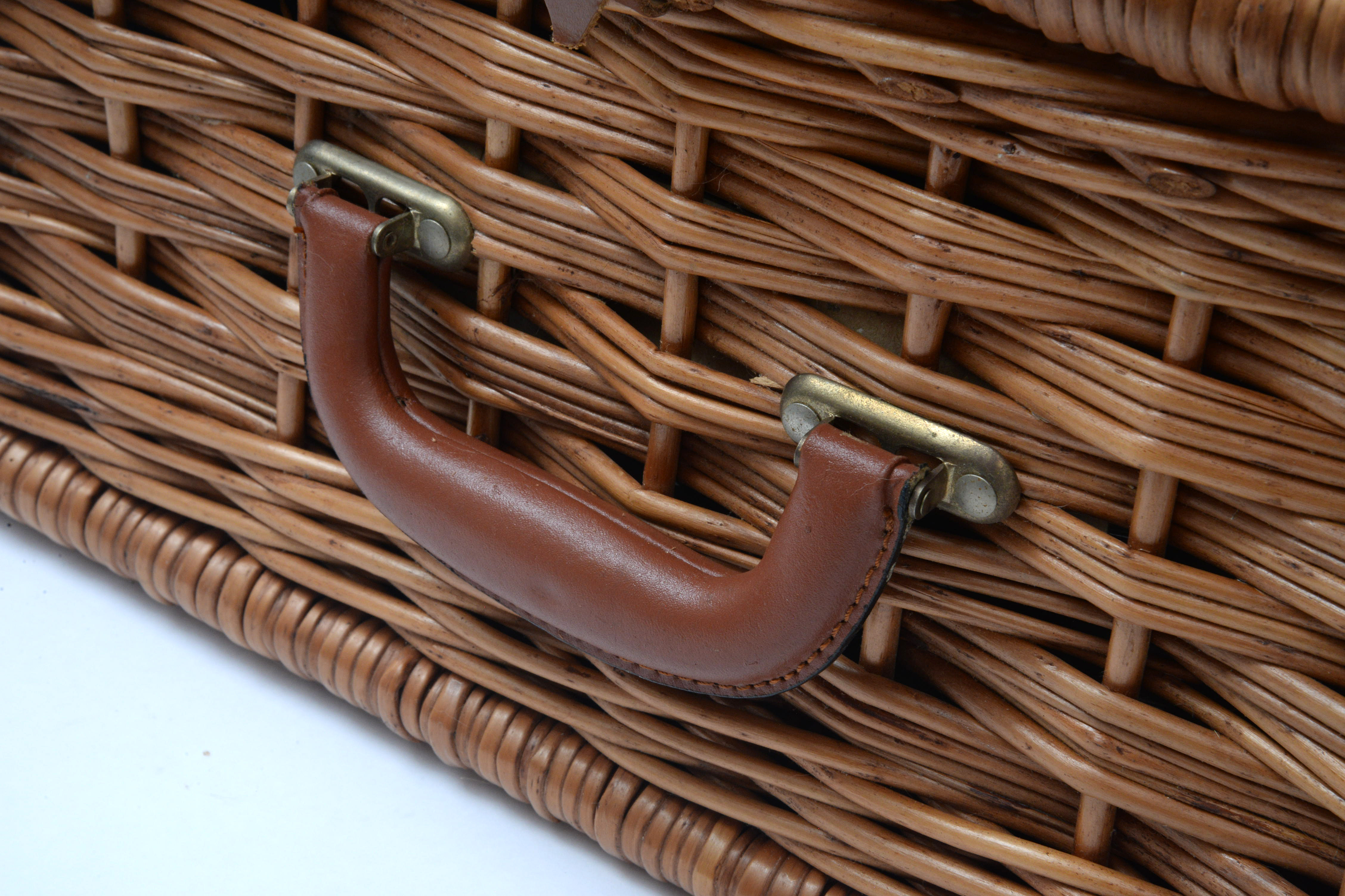 Optima England Wicker Picnic Basket with Place Settings and Food Storage