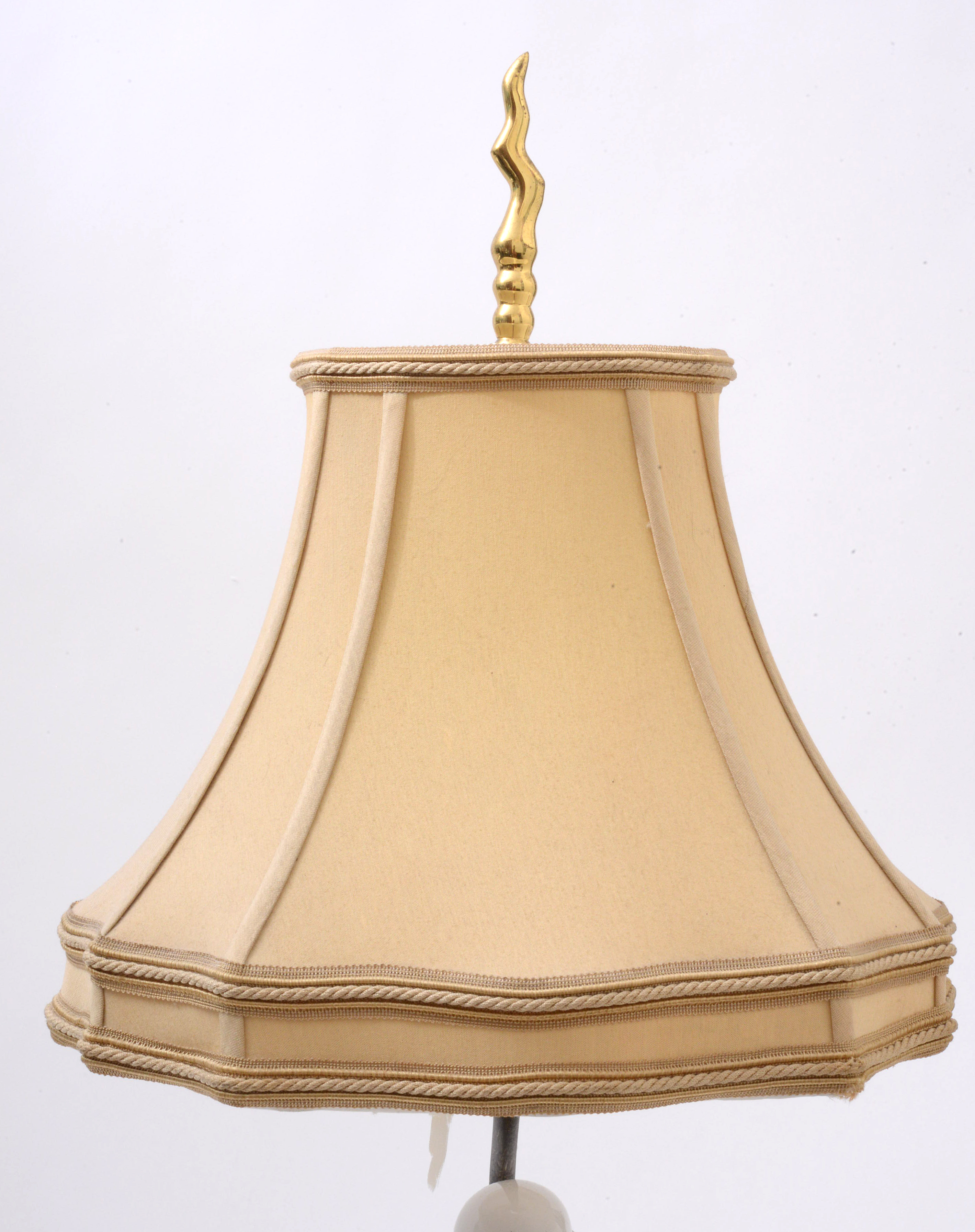 Chinoiserie Figural Porcelain Table Lamp