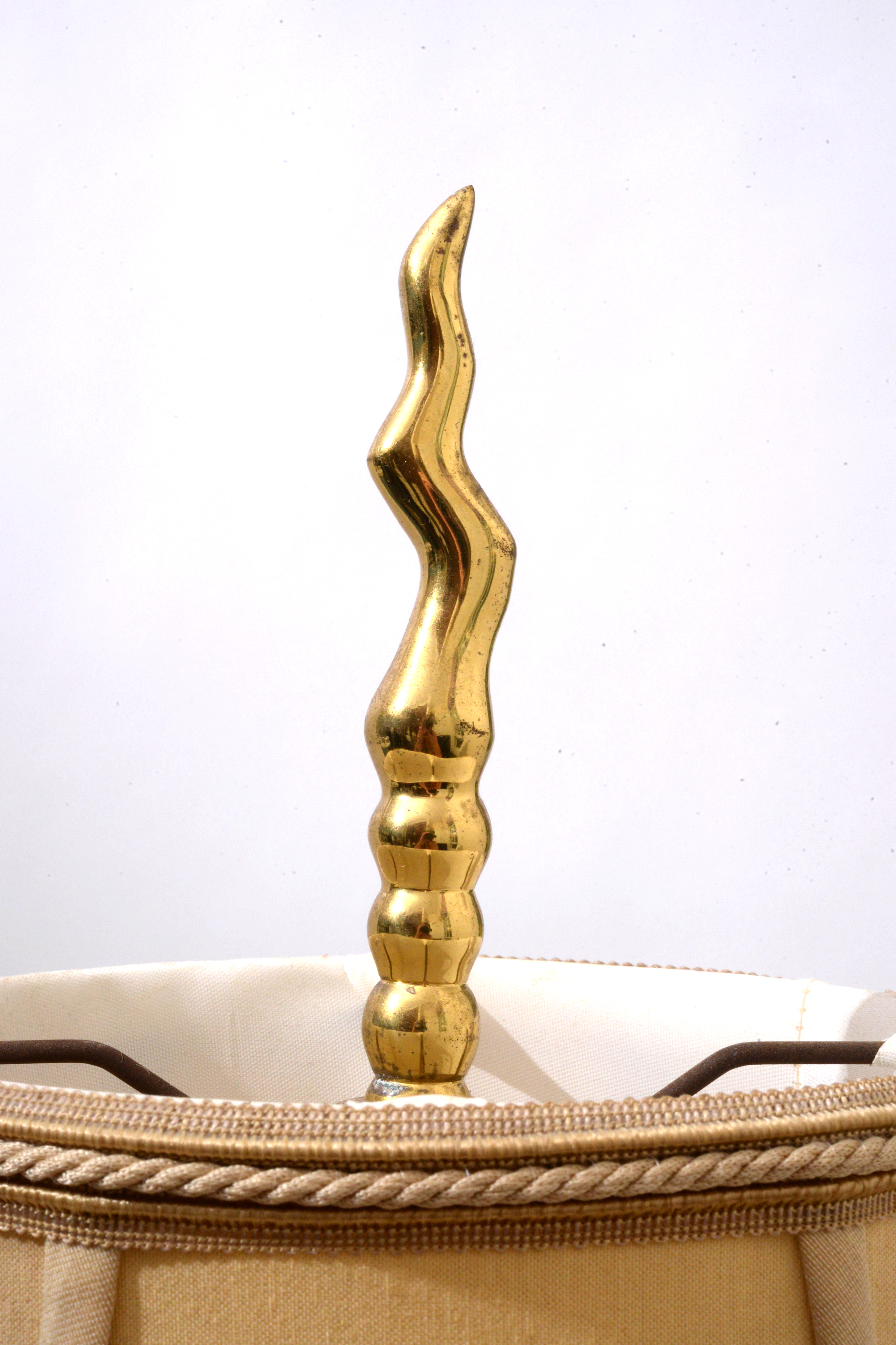 Chinoiserie Figural Porcelain Table Lamp