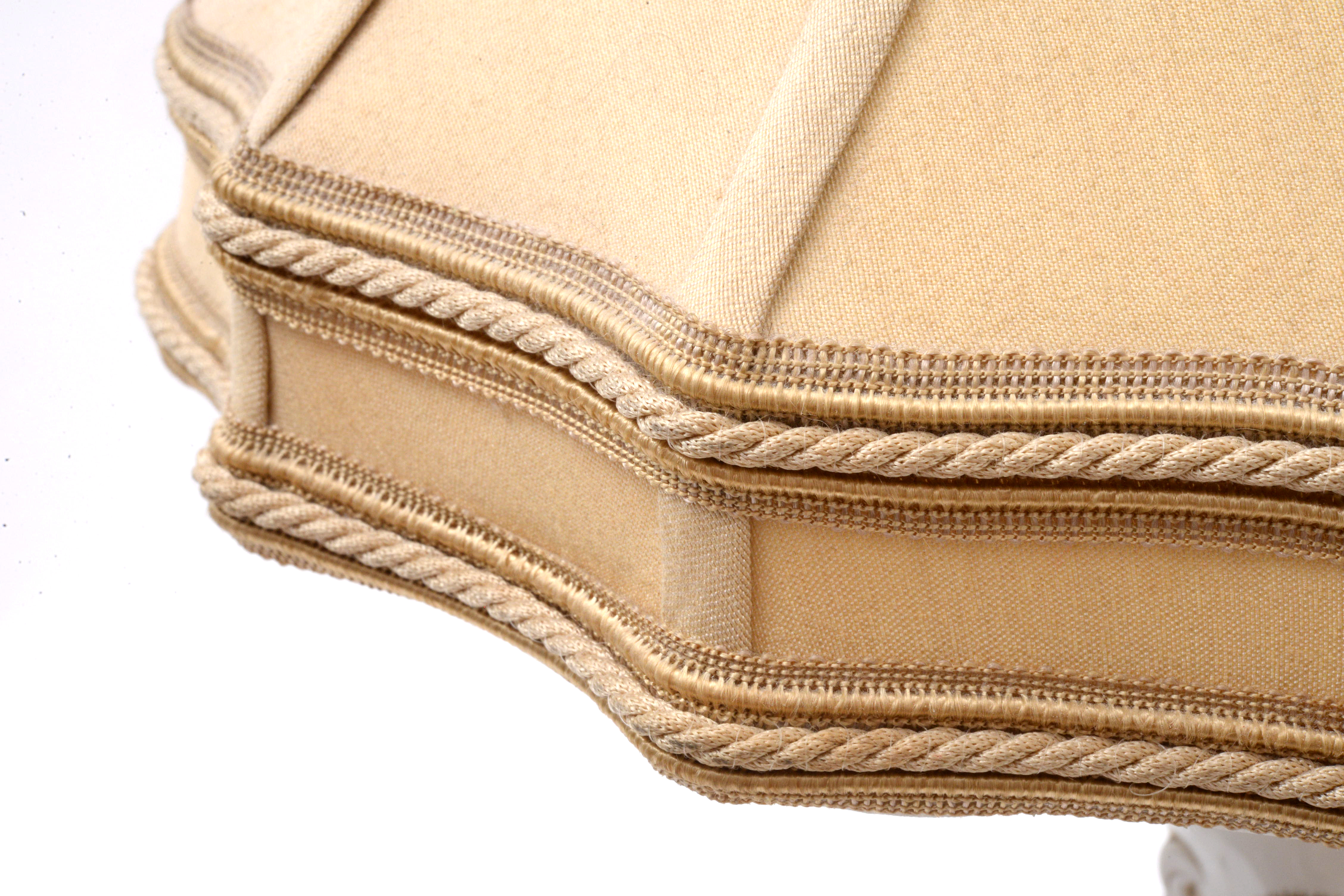 Chinoiserie Figural Porcelain Table Lamp