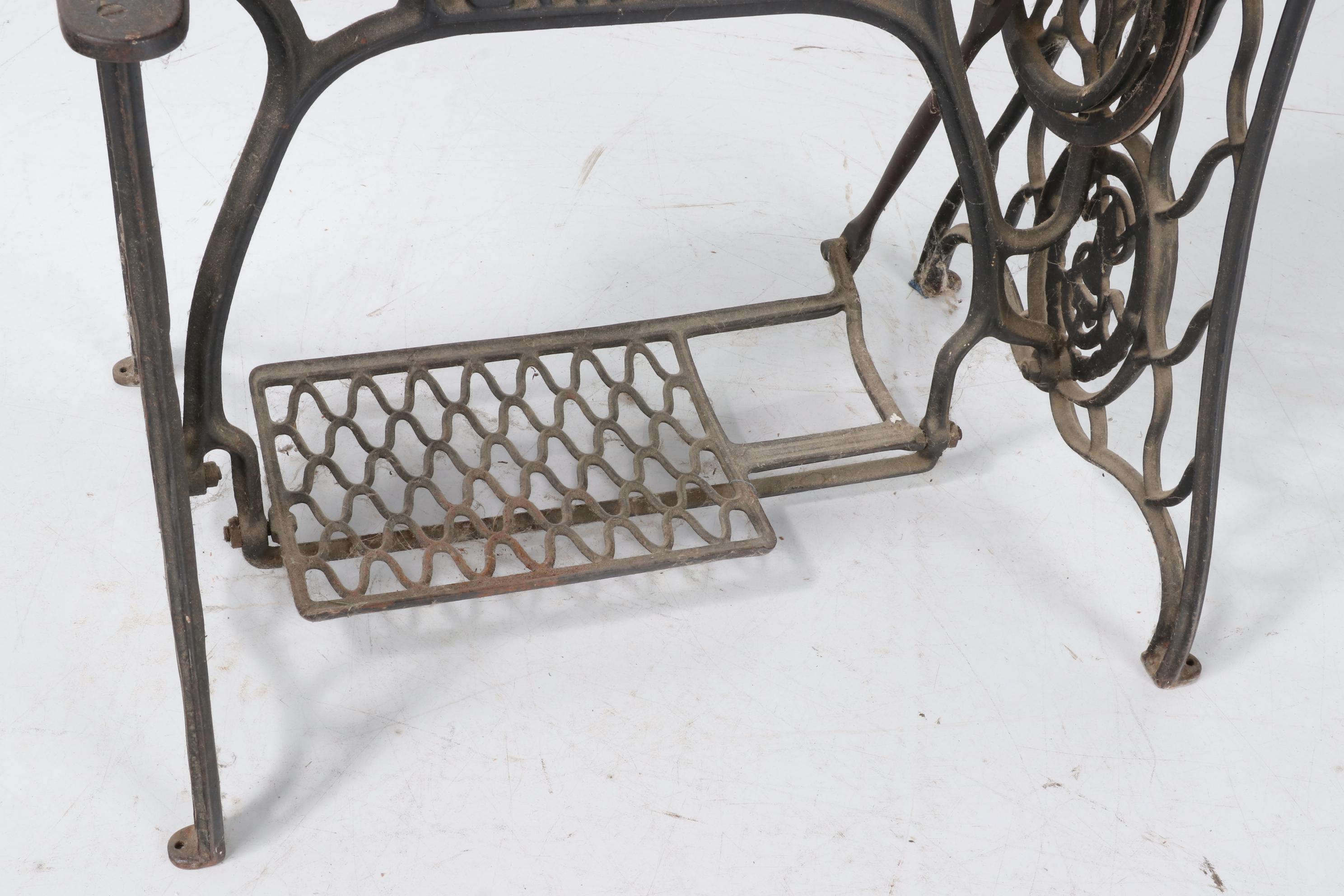 Singer 294 Leather and Patching Sewing Machine with Cast Iron Table