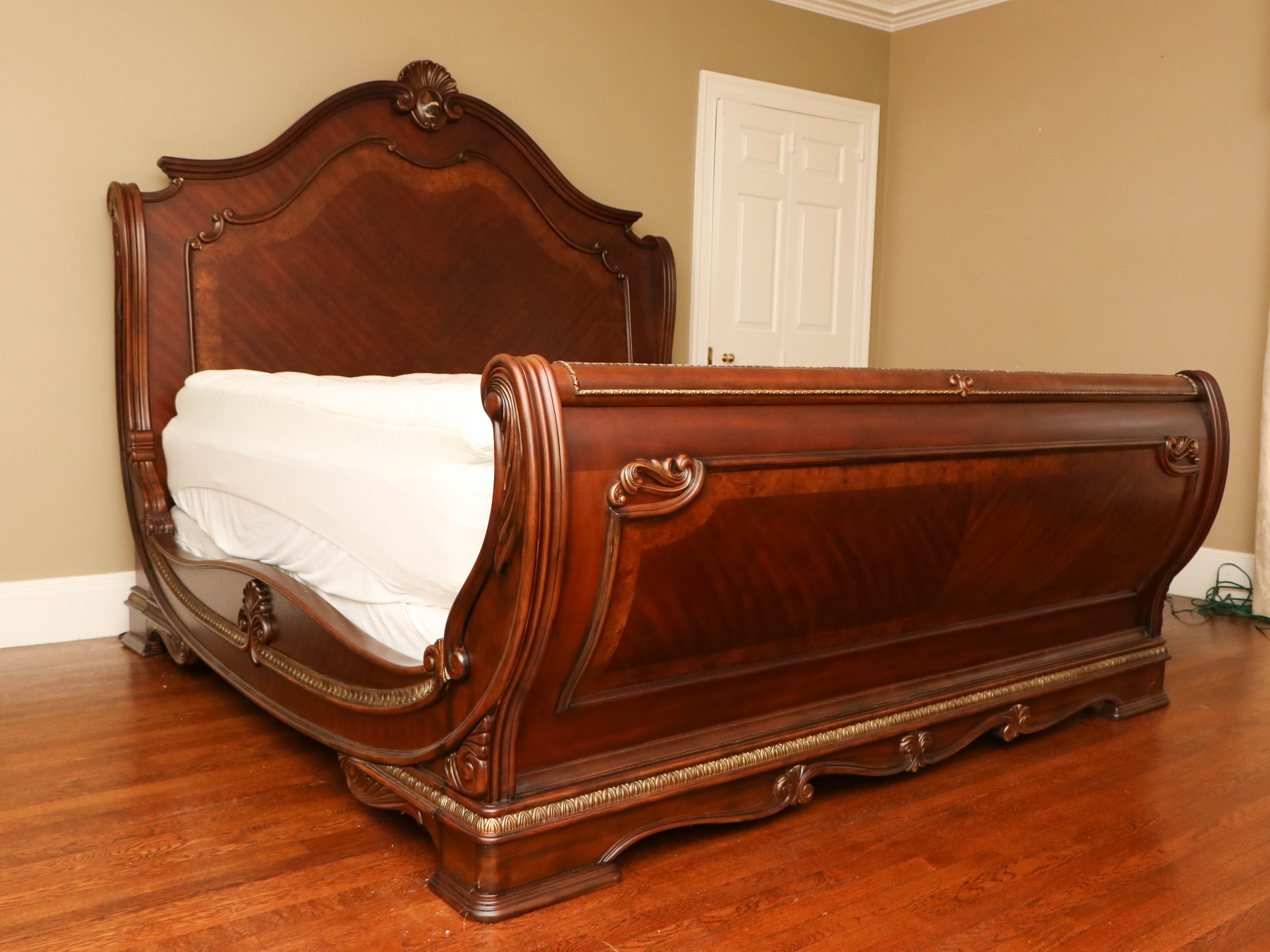 Michael Amini Bella Veneto "Eastern King" Sleigh Bed, King