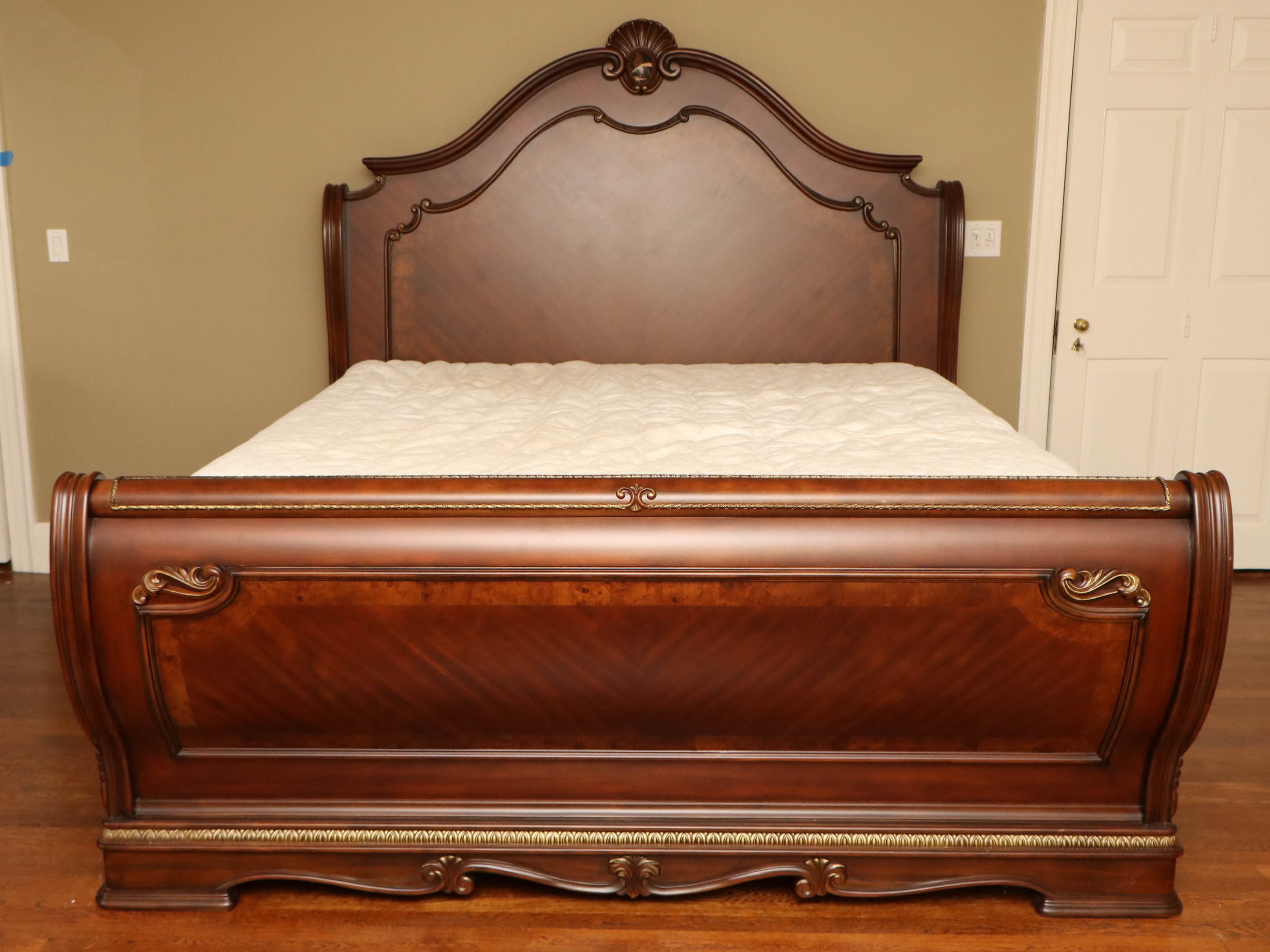 Michael Amini Bella Veneto "Eastern King" Sleigh Bed, King