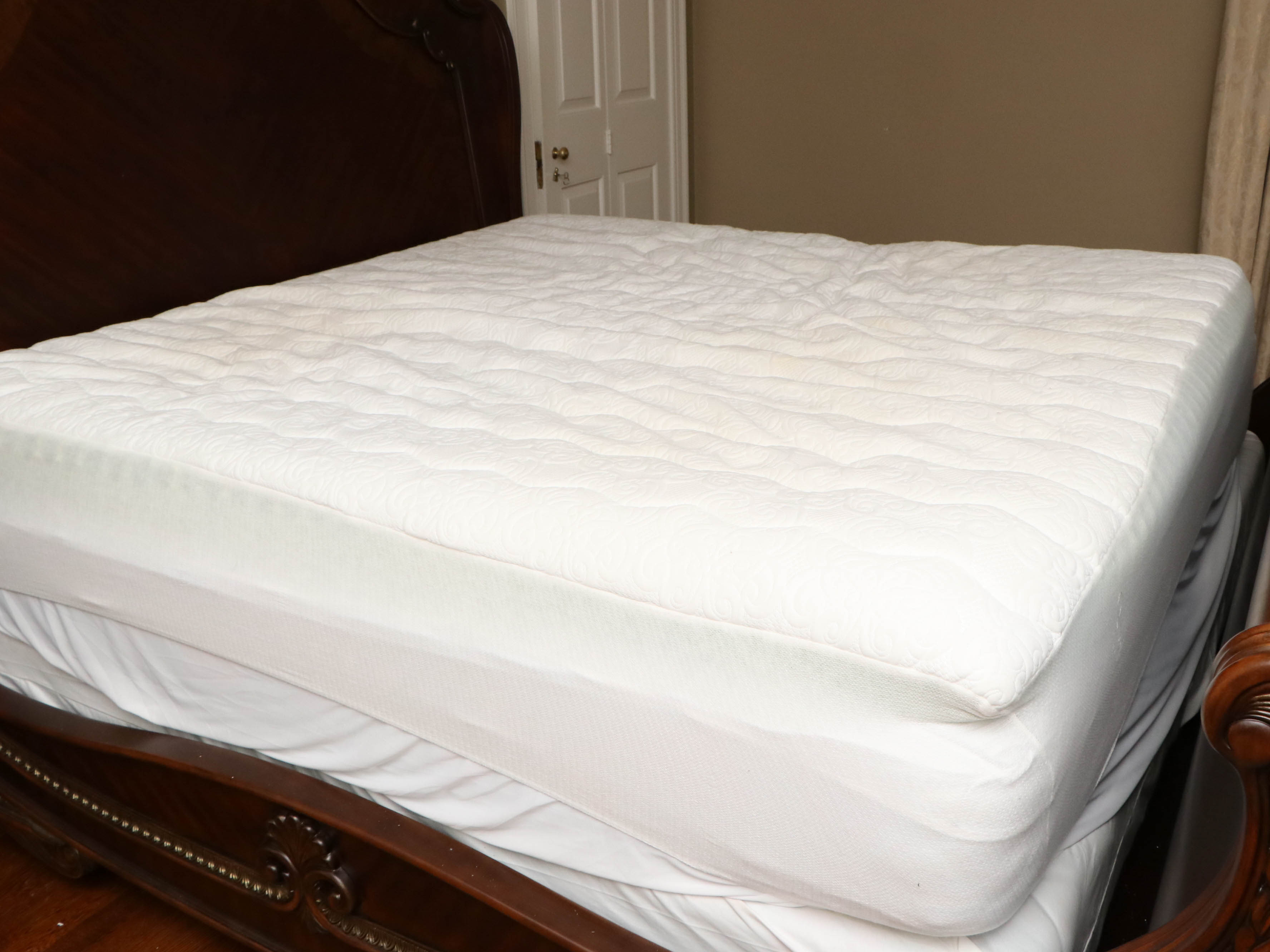 Michael Amini Bella Veneto "Eastern King" Sleigh Bed, King