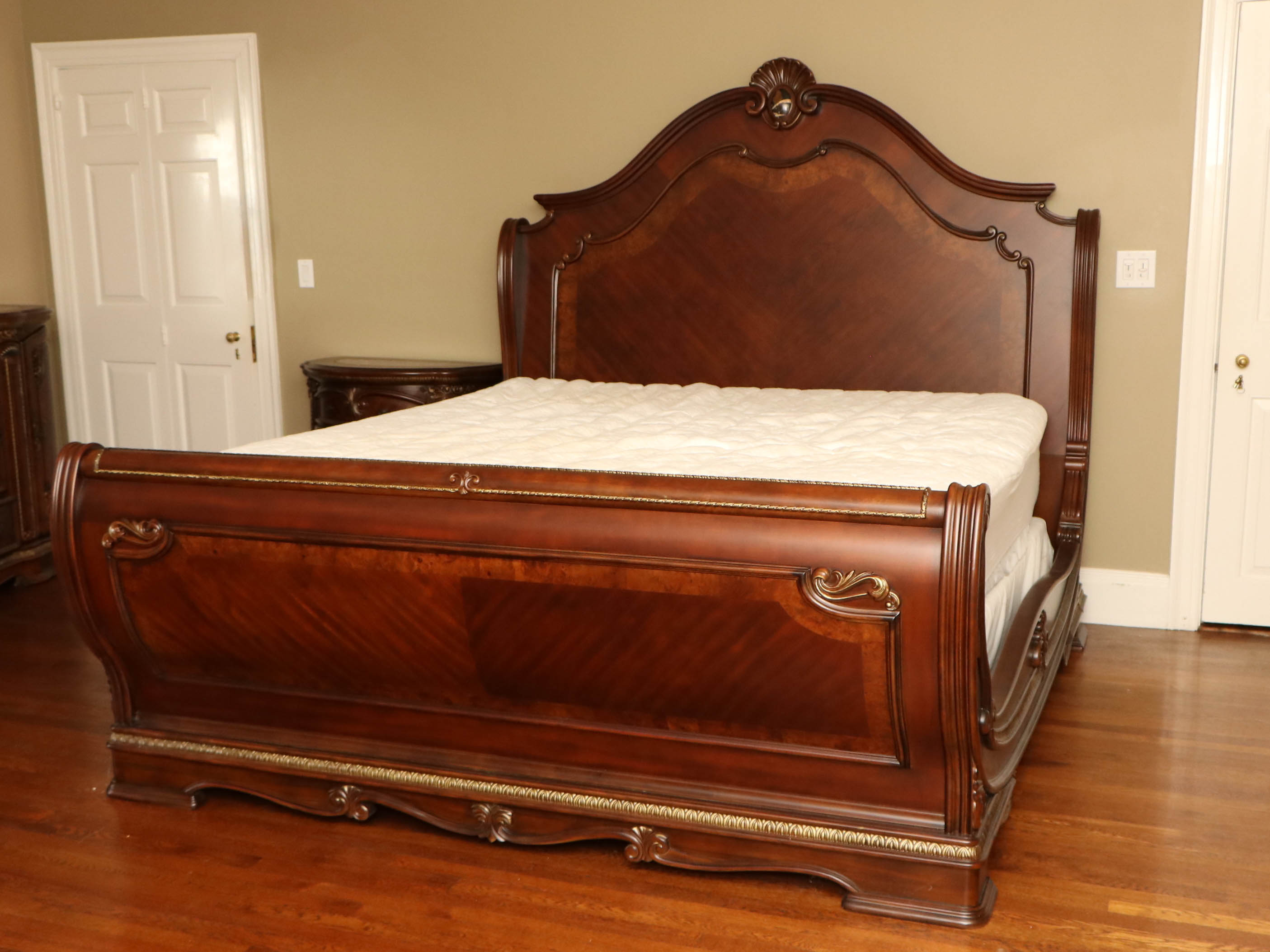 Michael Amini Bella Veneto "Eastern King" Sleigh Bed, King