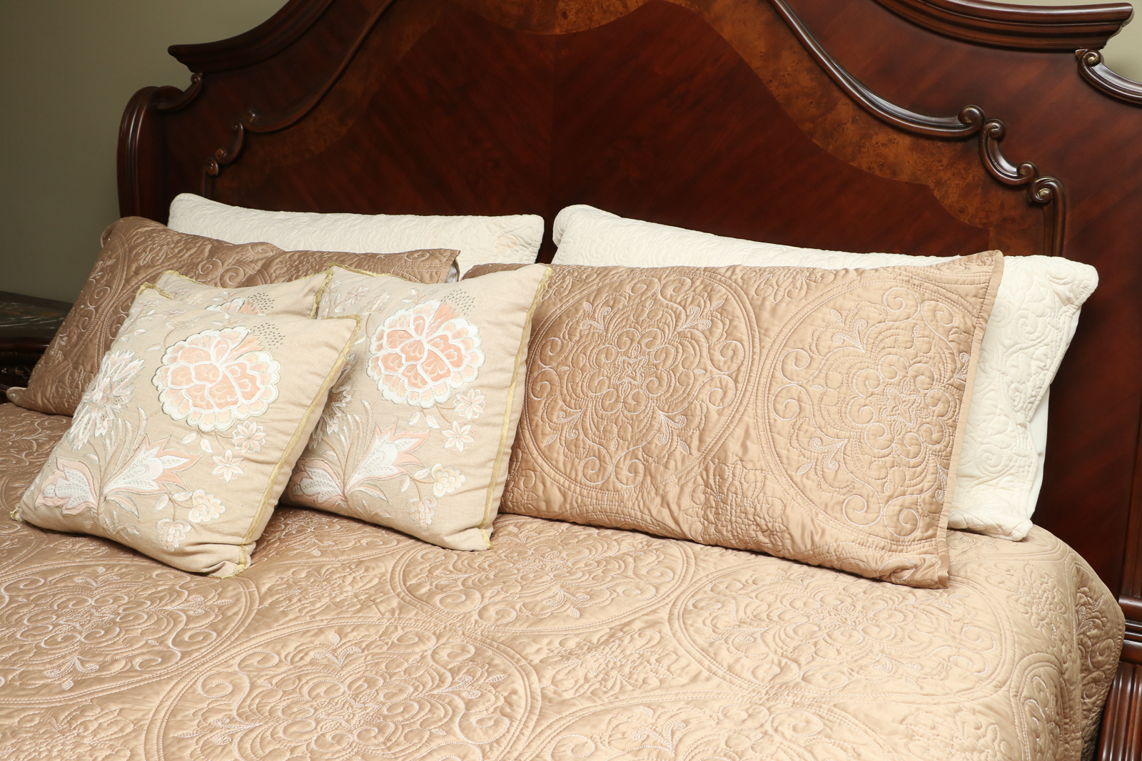 Michael Amini Bella Veneto "Eastern King" Sleigh Bed, King