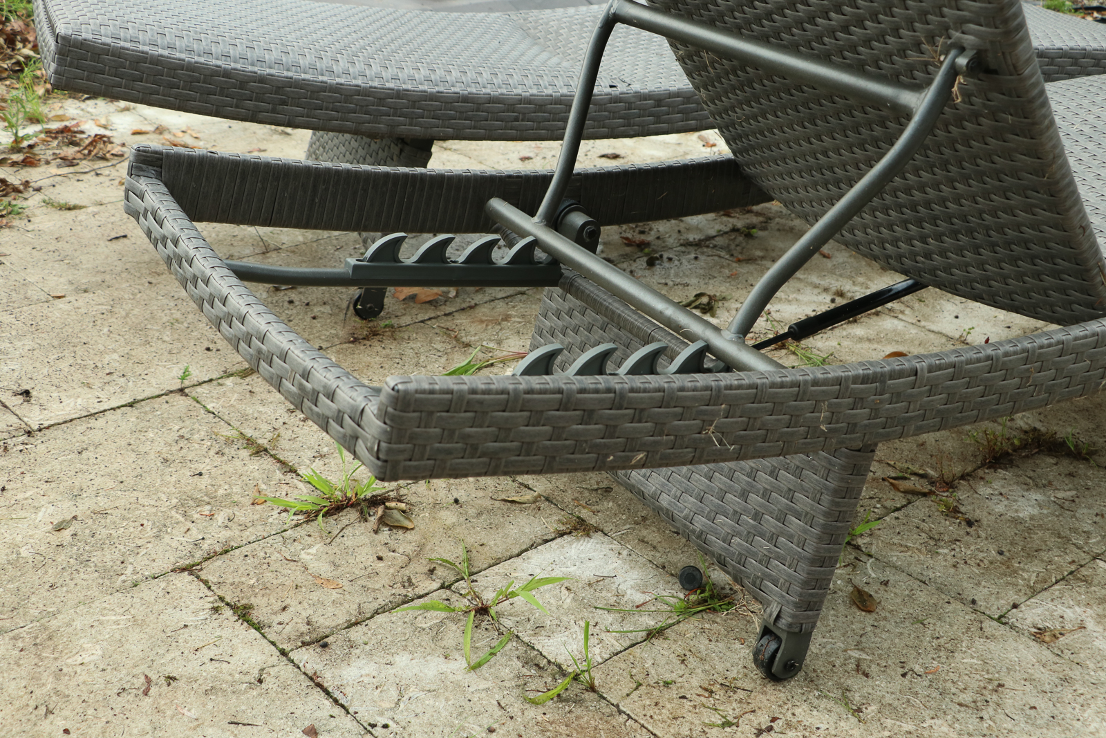 Resin Wicker Chaise Lounge Chairs