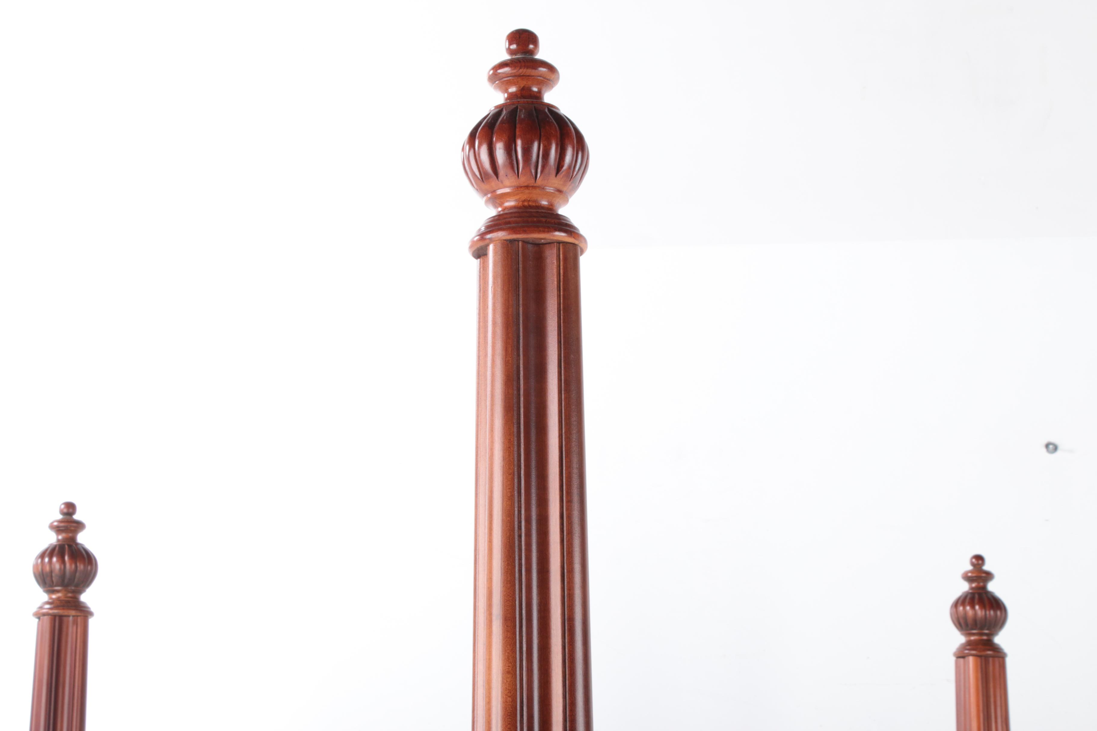 Pulaski Furniture Rococo Style Mahogany Veneer Queen Four Poster Bed Frame