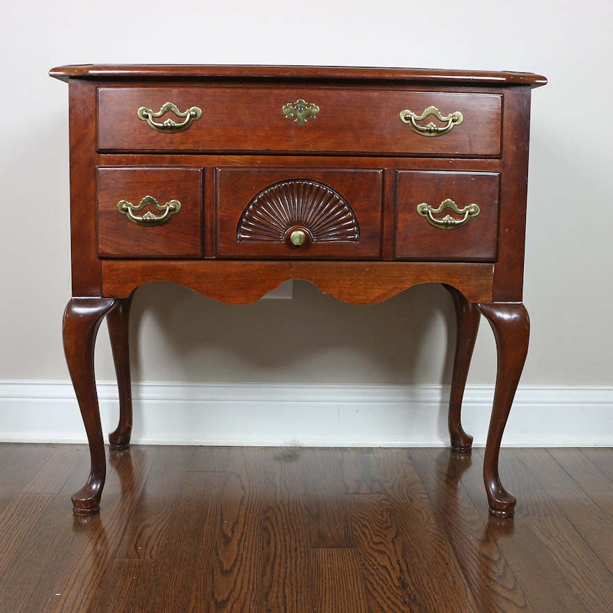 Thomasville Queen Anne Style "Collectors" Cherrywood Side Table