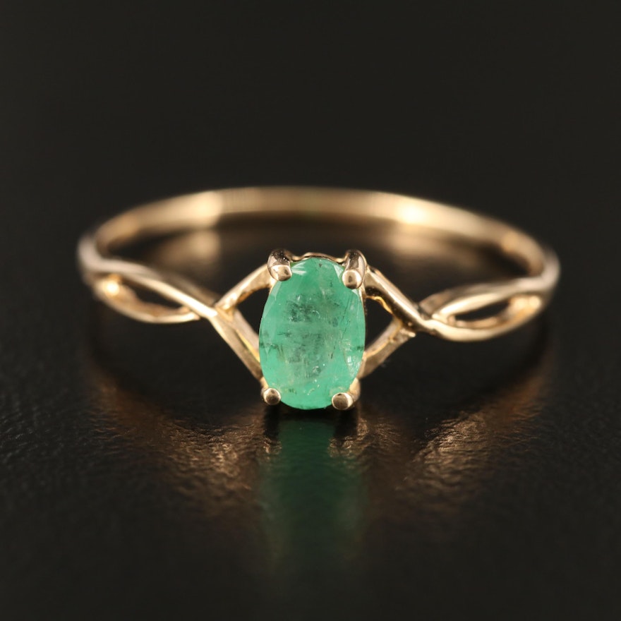14K Emerald Ring with Twist Motif Shoulders