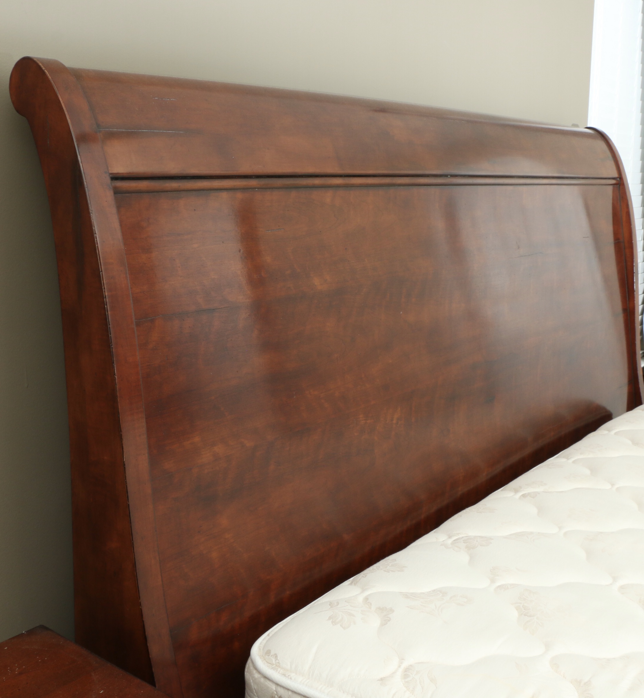 Henredon Mahogany Stained King Size Sleigh Bed Frame