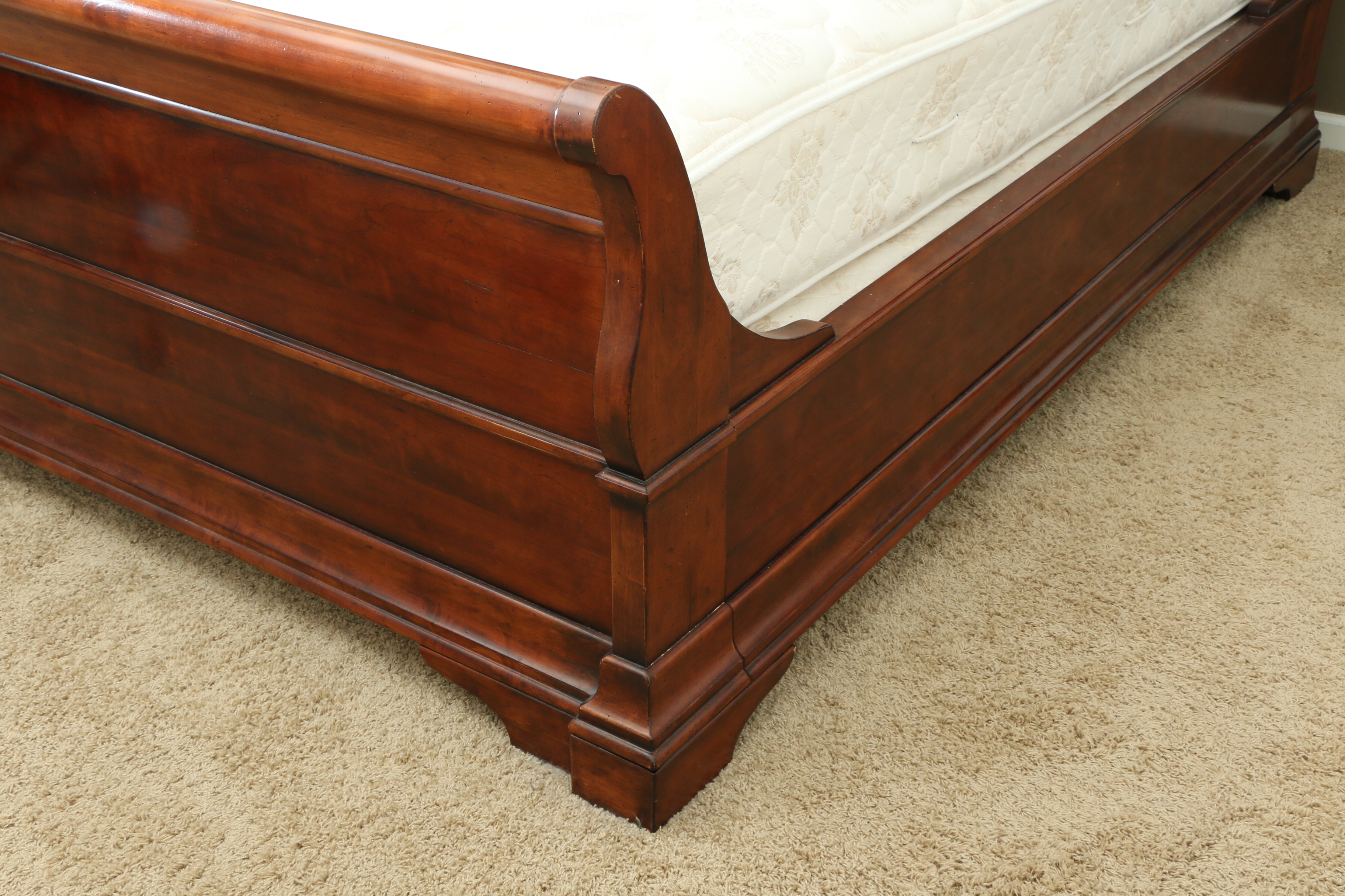 Henredon Mahogany Stained King Size Sleigh Bed Frame